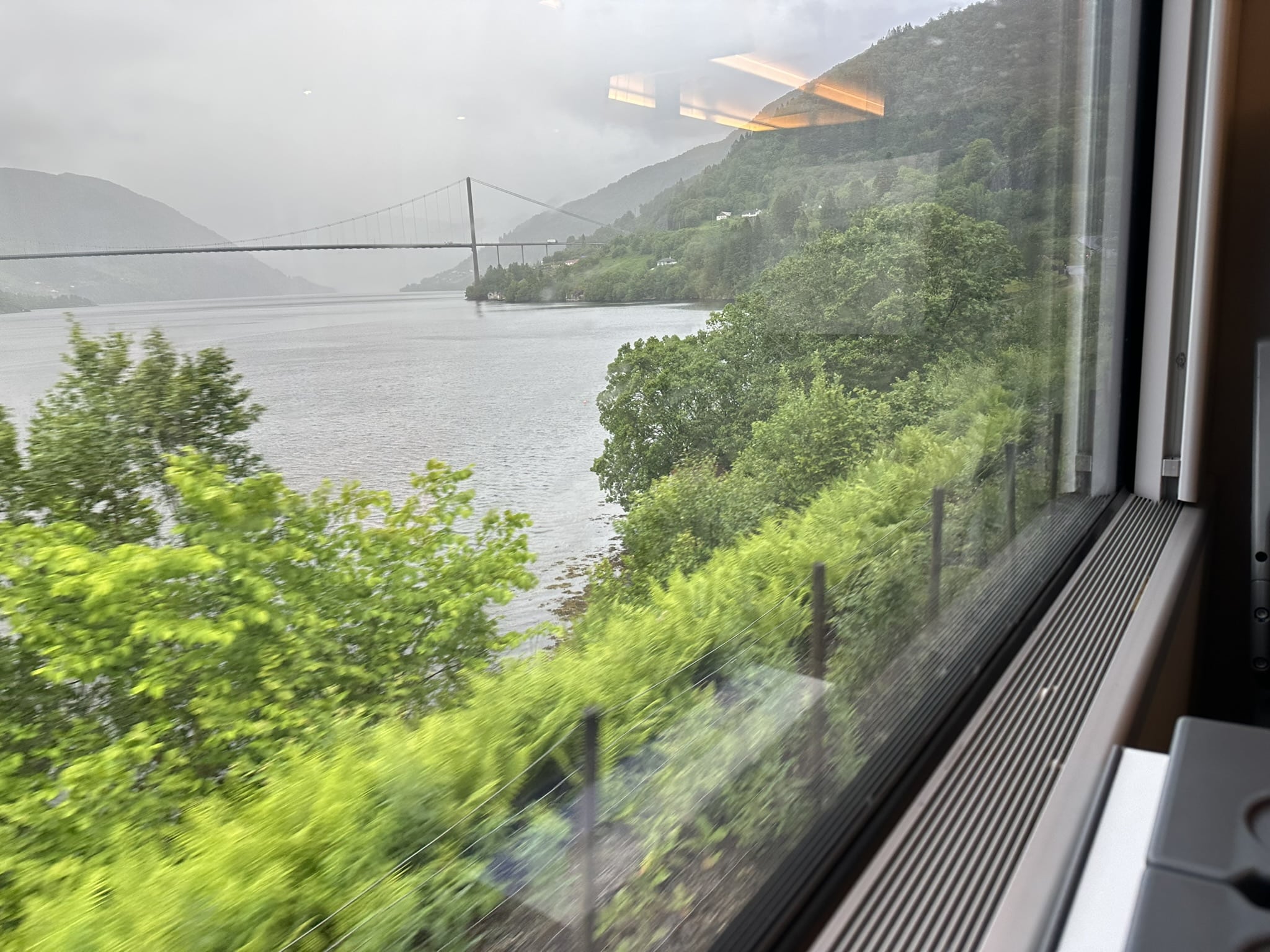 Flott utsikt langs fjorden også på ein gråværsdag.