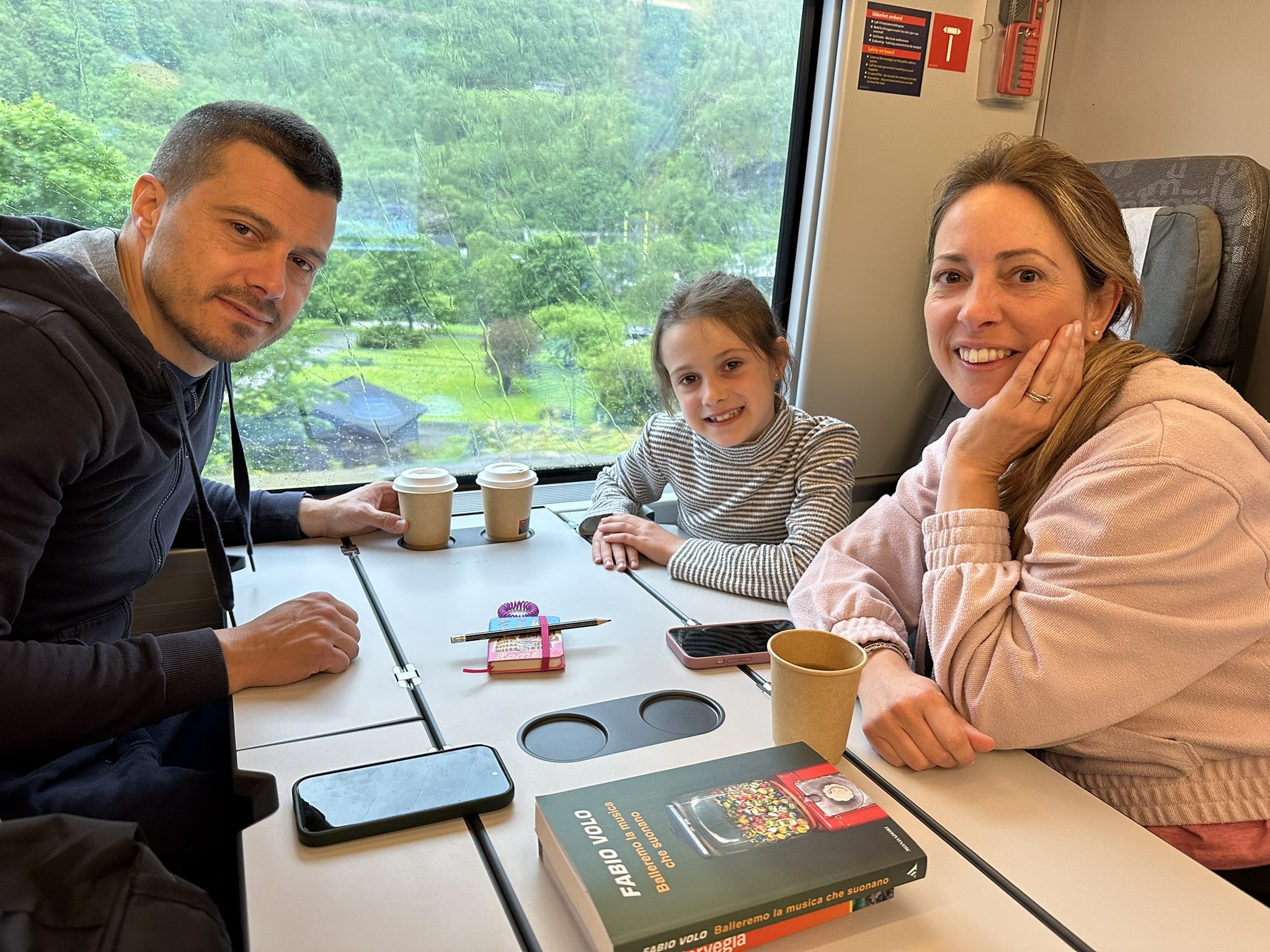 Familien Pedonesi frå Italia har funne seg godt til rette på toget.