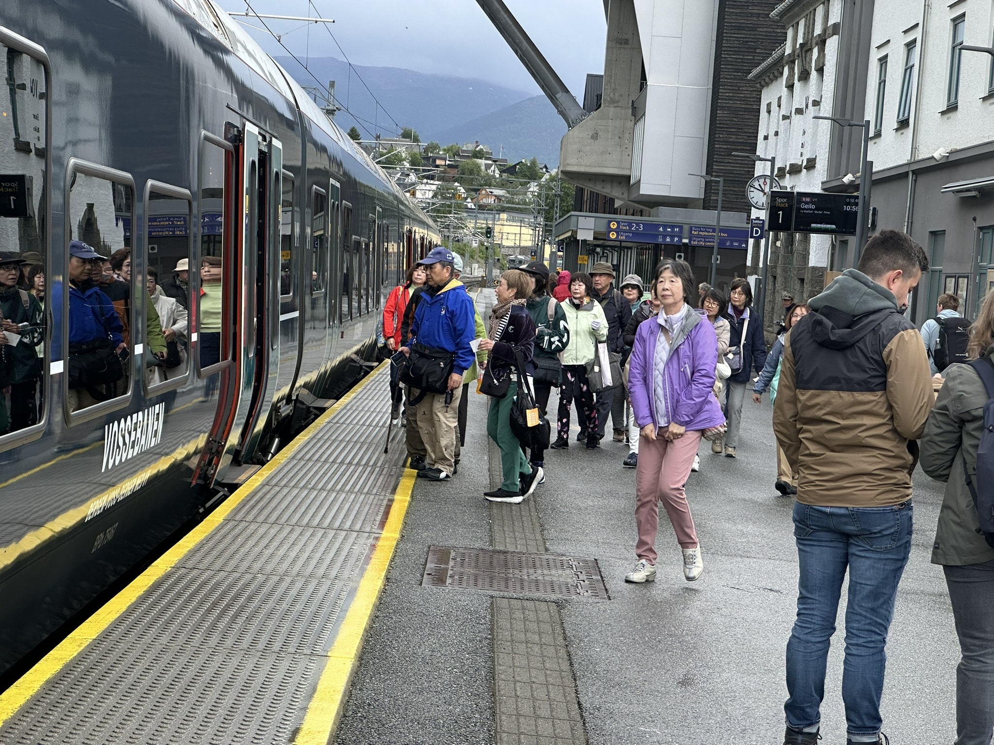 Grupper med turister i regiontoga avlastar fjerntoga.