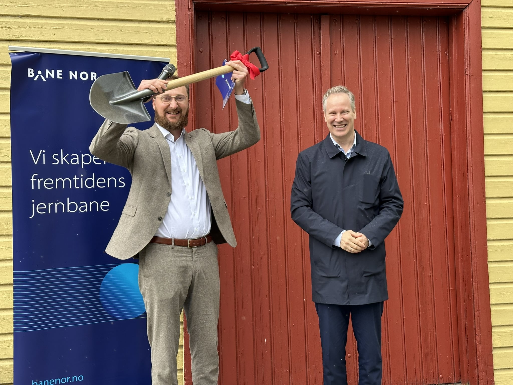 Byggestarten ble markert ved overreksels av en spade fra samferdselsminister Jon-Ivar Nygård (t.h) til Bane NORs prosjektdirektør Martin Hove.