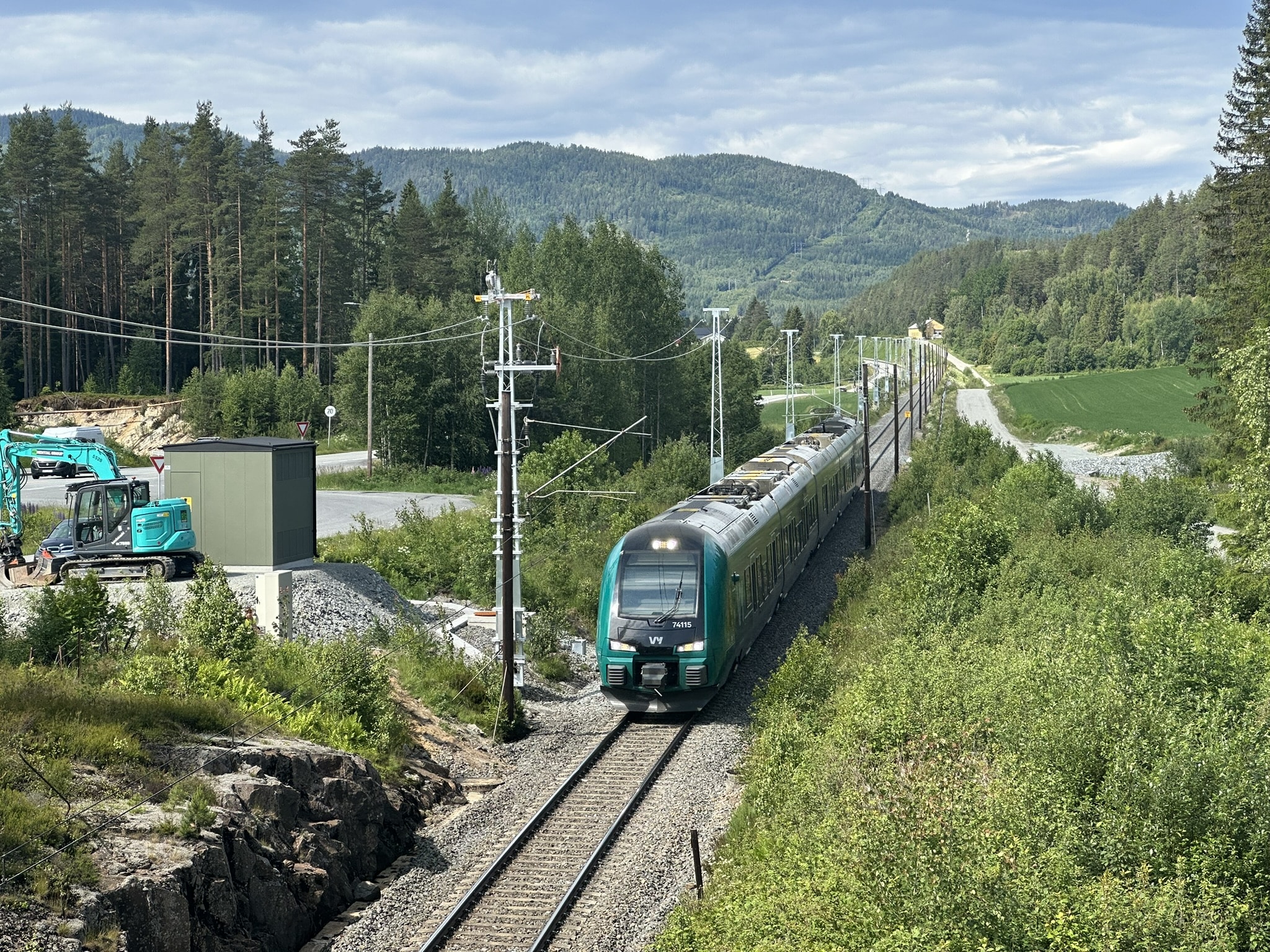 Nye master er her på plass, men framleis er det gamle anlegget i drift. Til venstre ein av dei nye AT-trafoane.