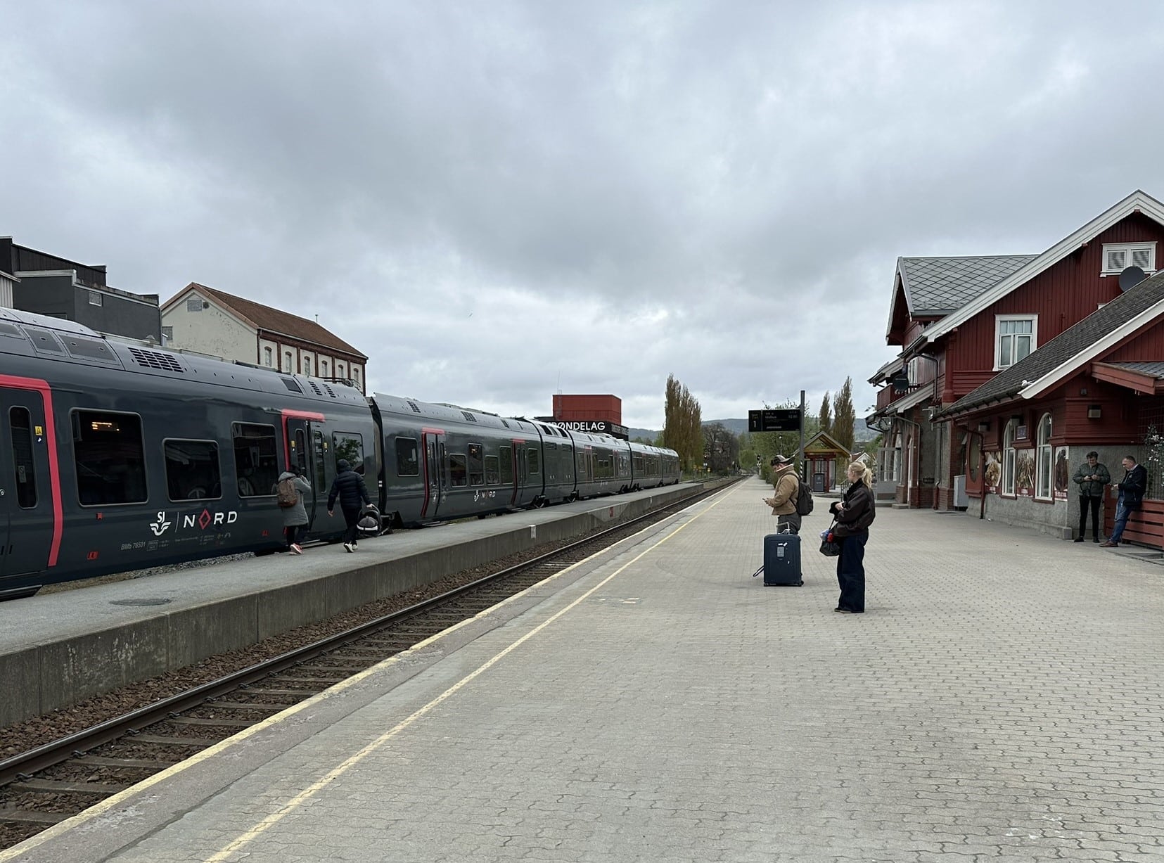 Regiontog på Verdal stasjon.
