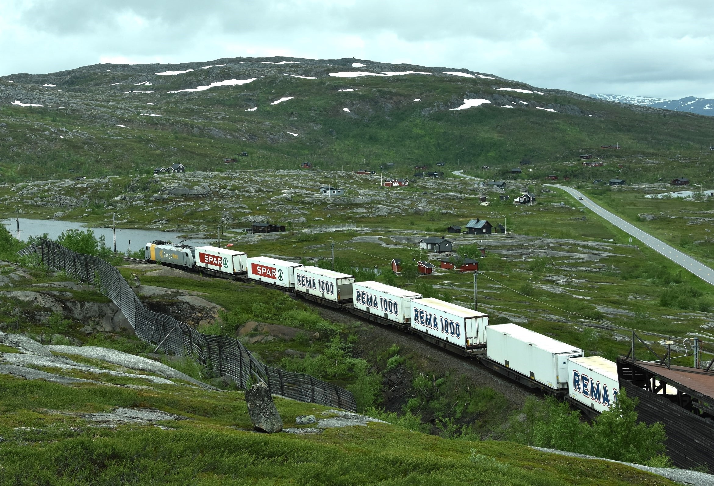 Arctic Rail Express fra Oslo ved Bjørnfjell på Ofotbanen.