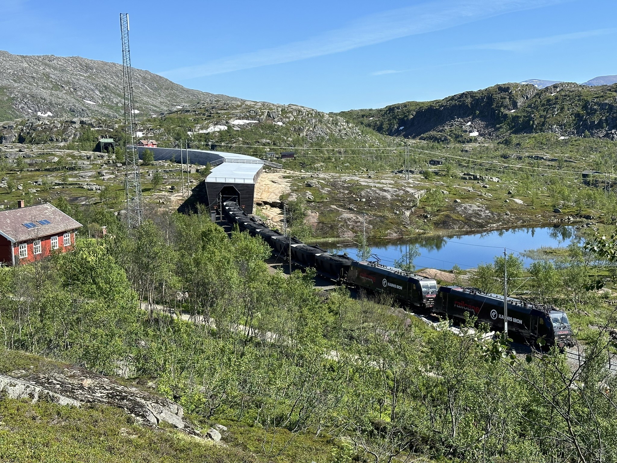 Malmtog for Kaunis Iron passerer Haugfjell der det skal bygges nytt kryssingsspor på Ofotbanen.