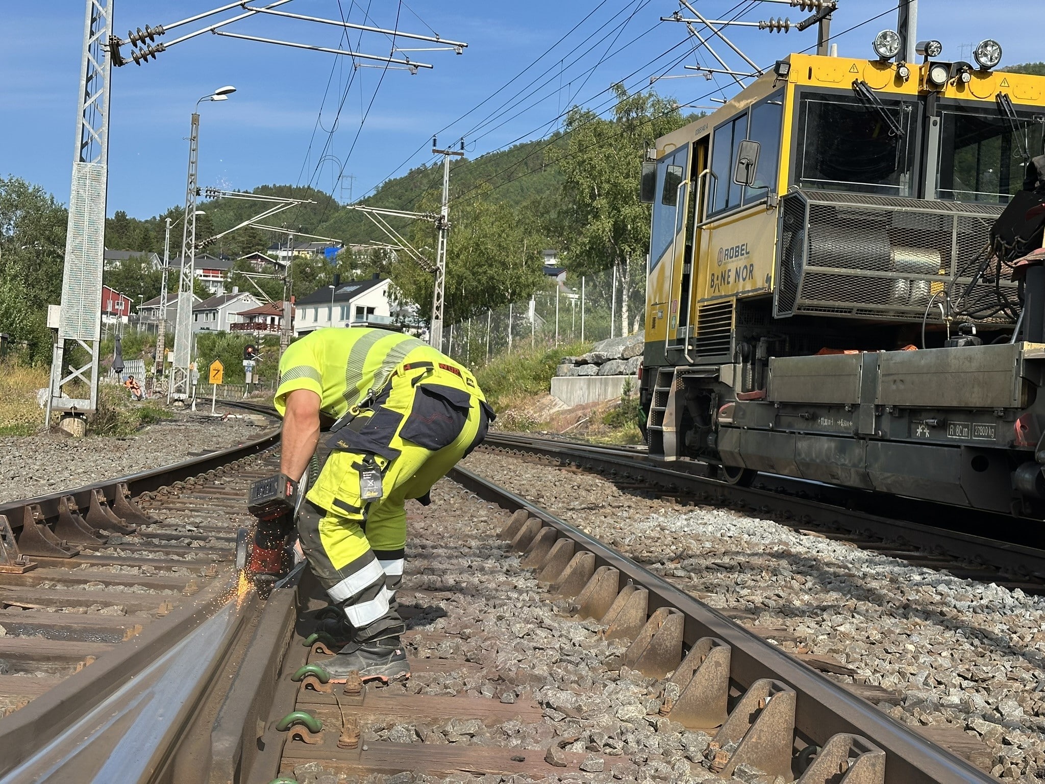 Den tunge trafikken på Ofotbanen krever omfattende vedlikehold. Her slipes en sporveksel.