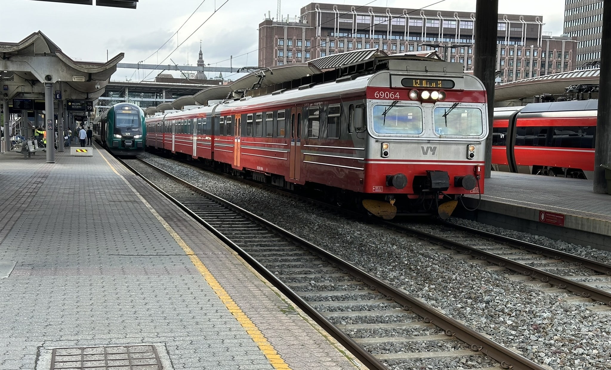 Lokaltog til Ski med type 69 på Oslo S. L2
