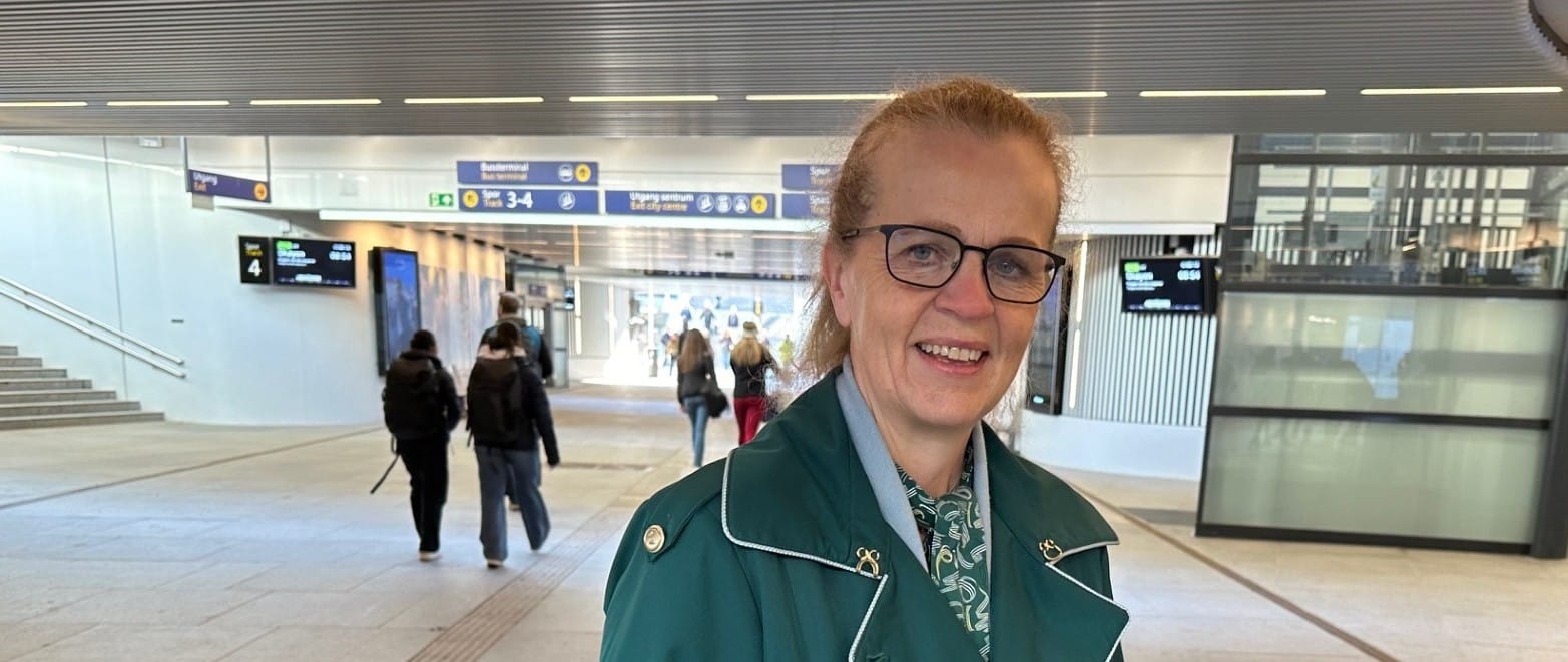 Margareth Nordby-Kringli i Vy-uniform på Ski stasjon