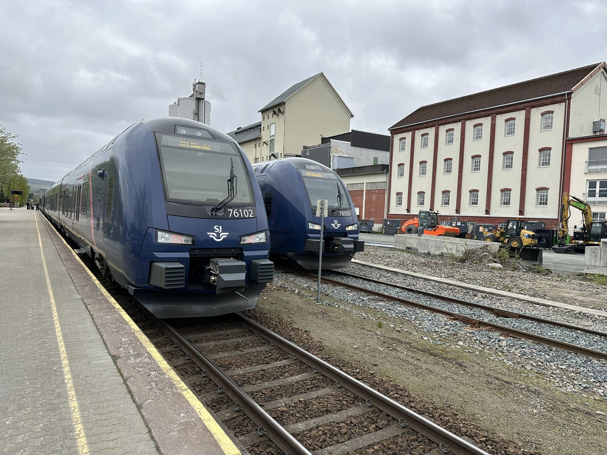Regiontog med type 76 på Verdal stasjon, Trønderbanen. SJ Norge