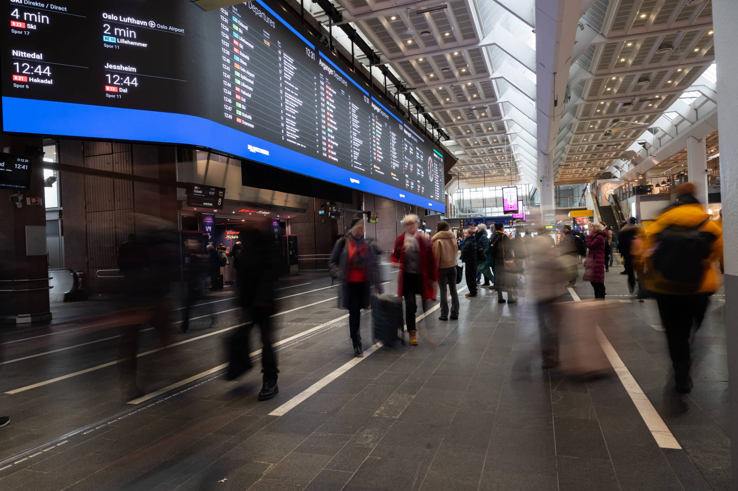 Mennesker på reise på Oslo S
