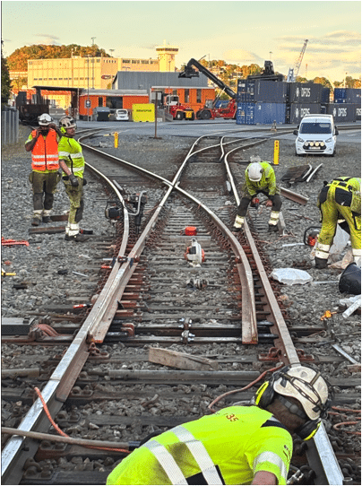 Bane NOR som jobber med bytte av sporveksler på Trondheim stasjon