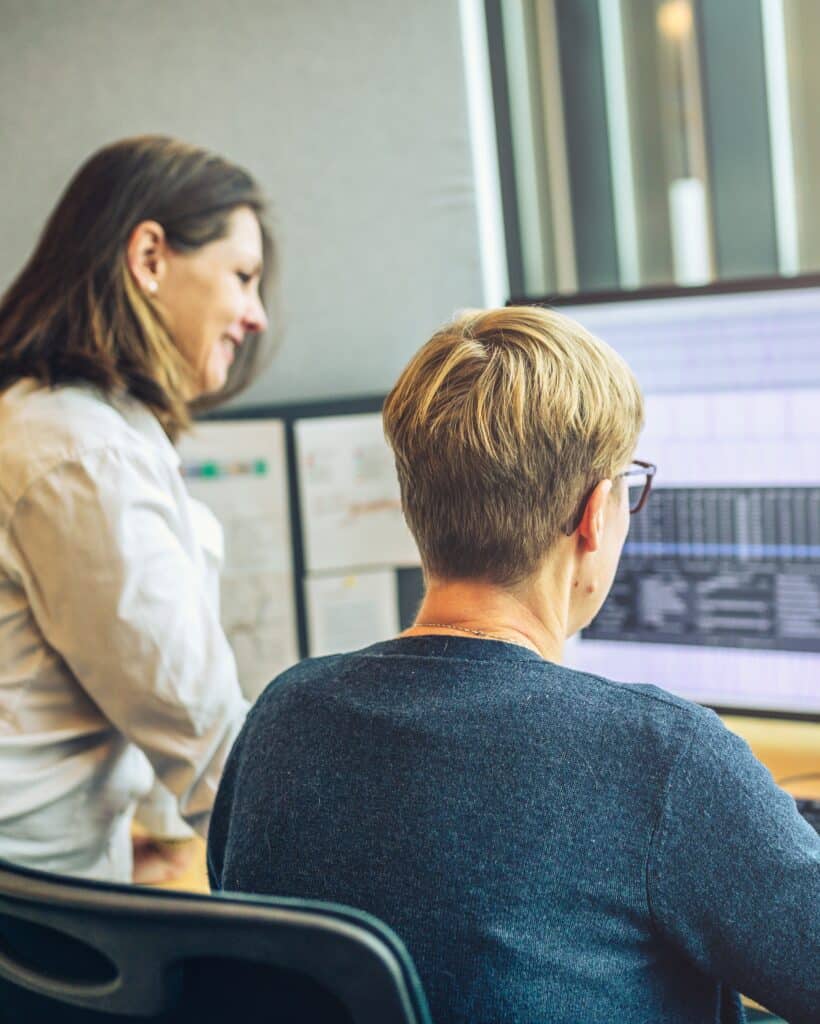 Illustrasjonsbilde av ansatte som arbeider på pc