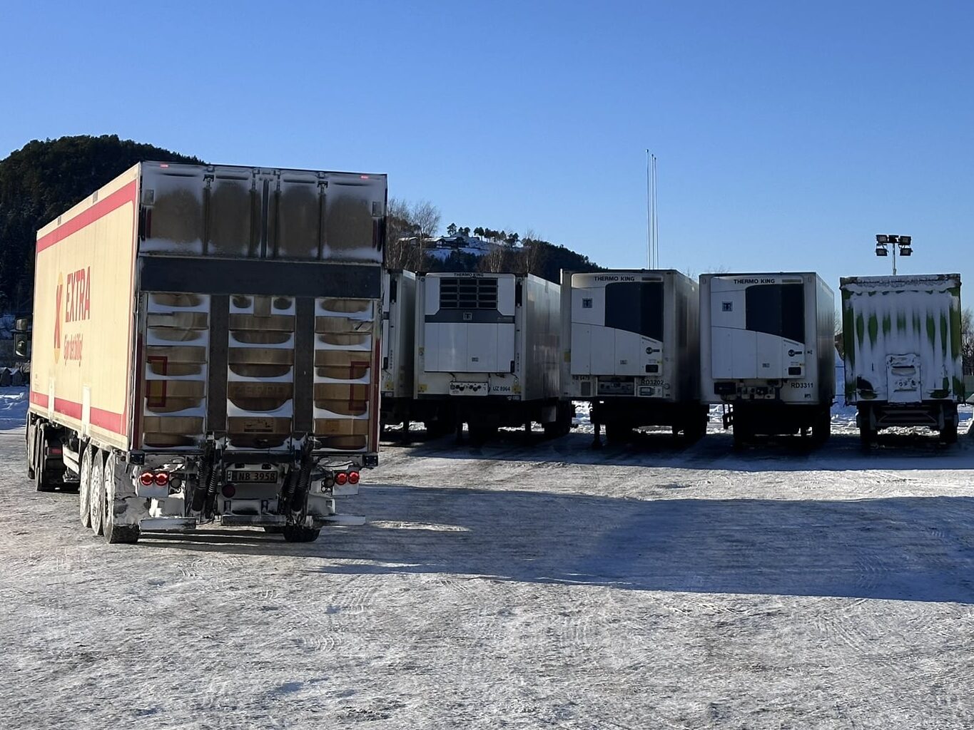 Det er nødvendig å bruke områder inntil terminalen for å få plass til biler, hengere og containere som skal lastes om mellom veg og bane.