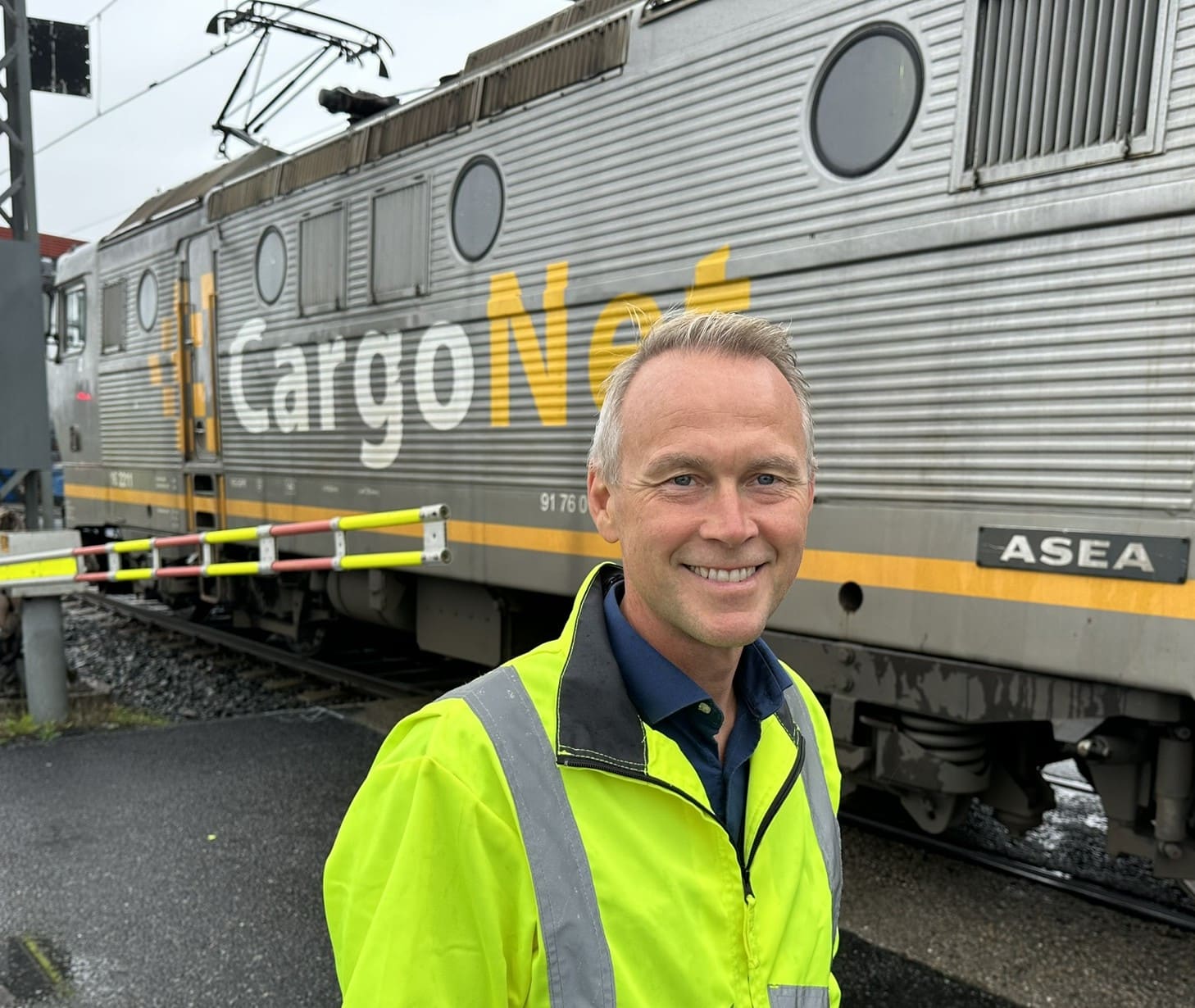 Carl Fredrik Karlsen i CargoNet sier de vil kjøre lengre tog på Bergensbanen for å øke kapasiteten.