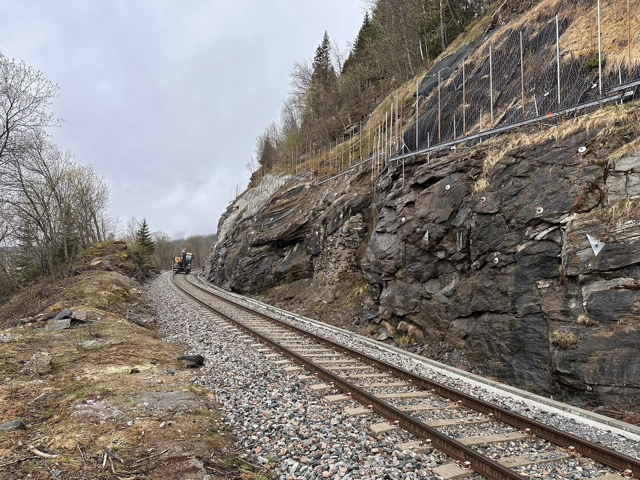 Hele 2000 meter med bolter har gått med på denne 300 meter lange strekningen ved Finneidfjord.