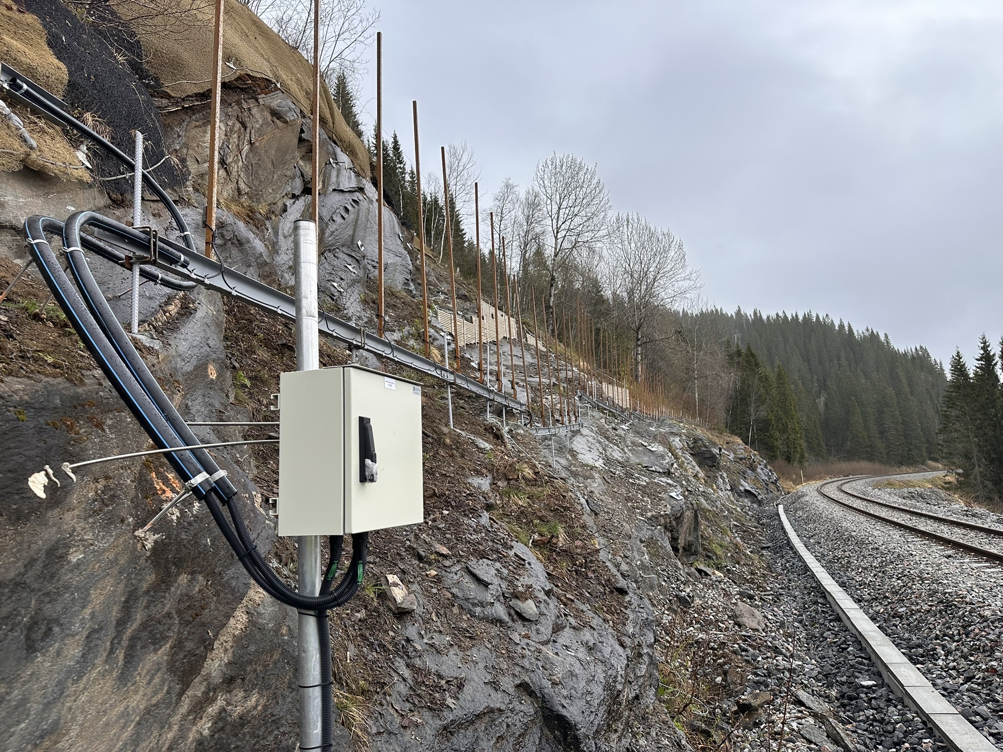 Rasvarslingsanlegg montert ved Finneidfjord.