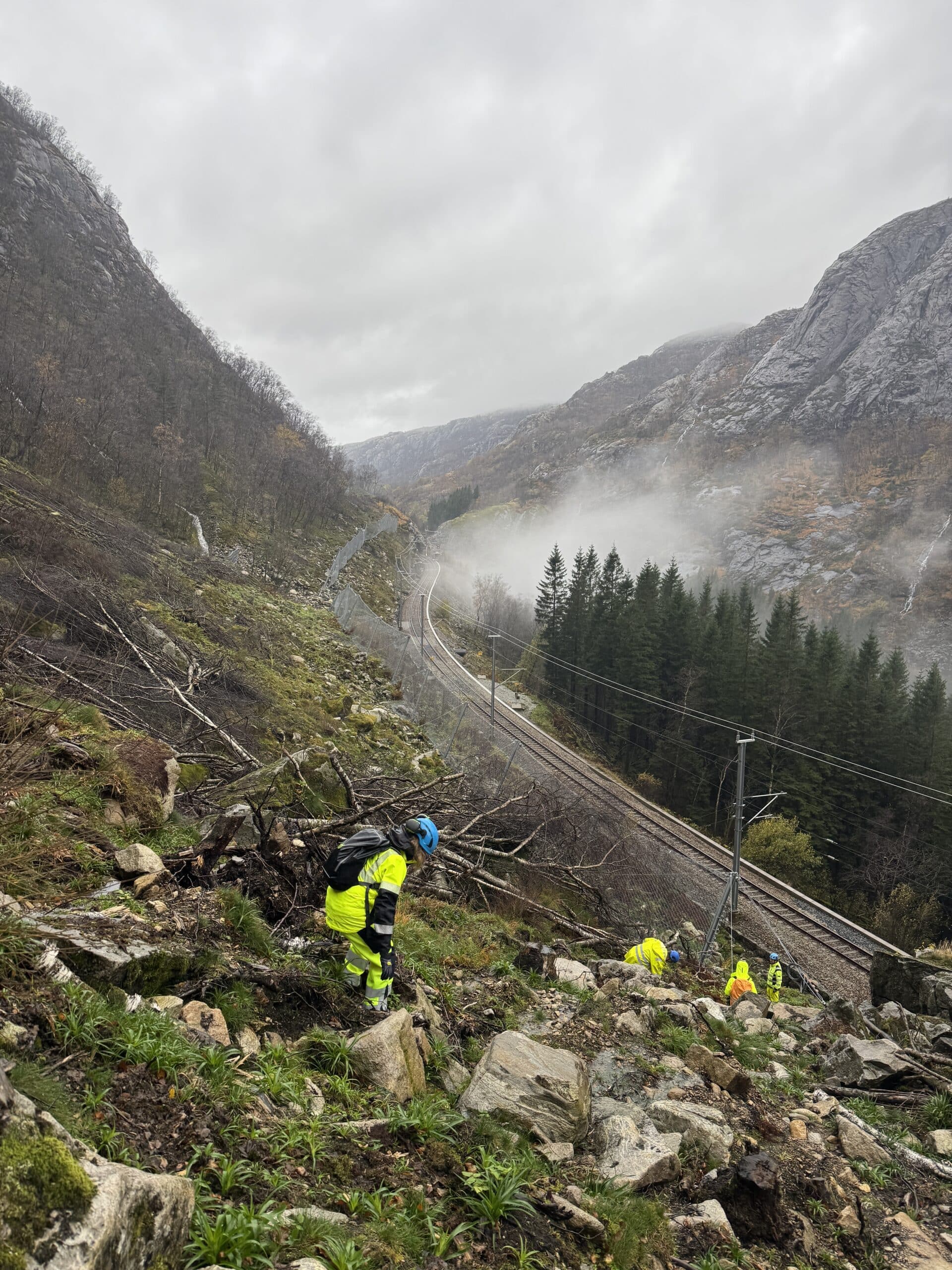 Svært bratt, rasfarlig og krevende terreng preger Drangsdalen.