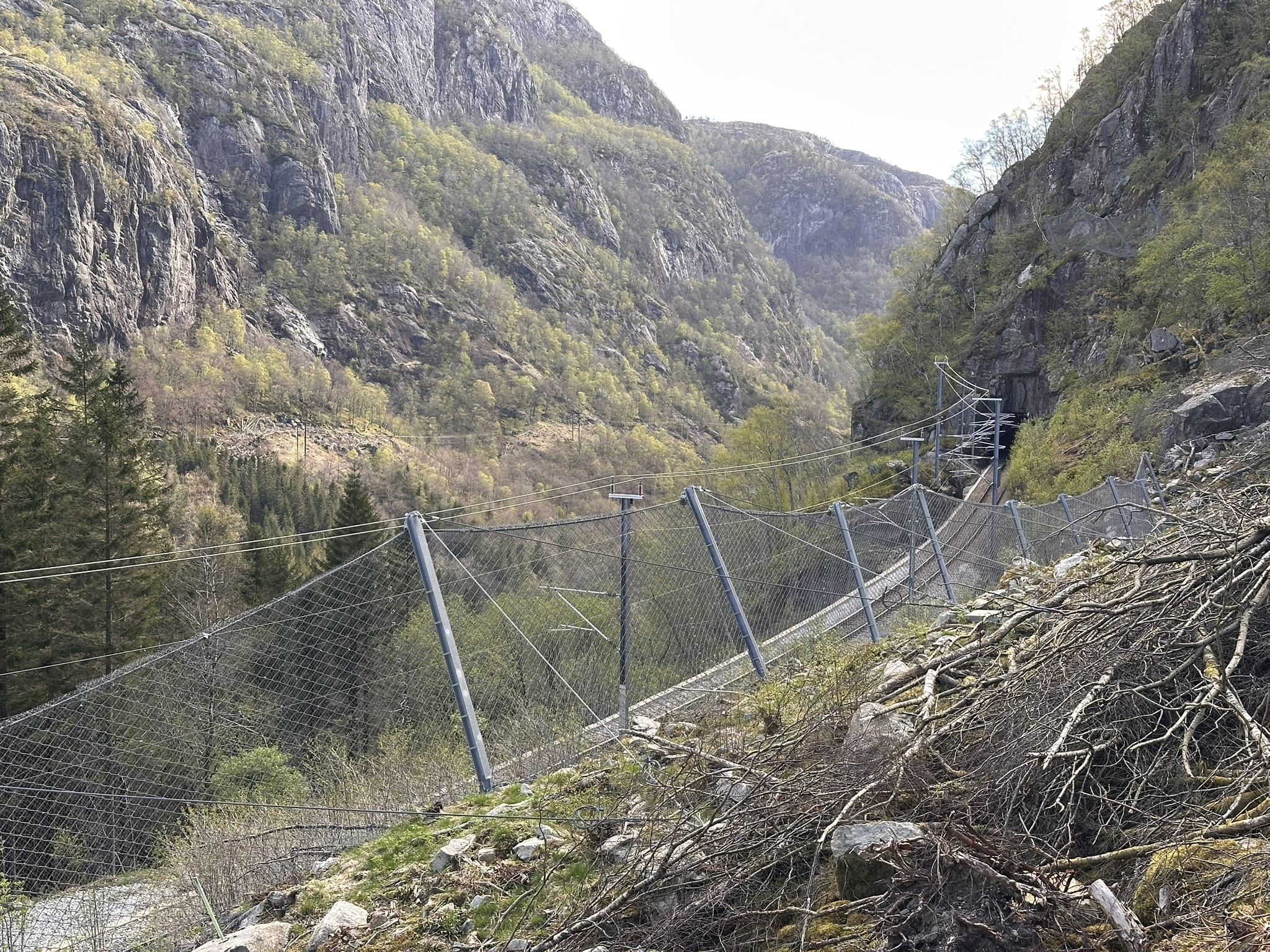 Solide gjerder sikrer banen betre.