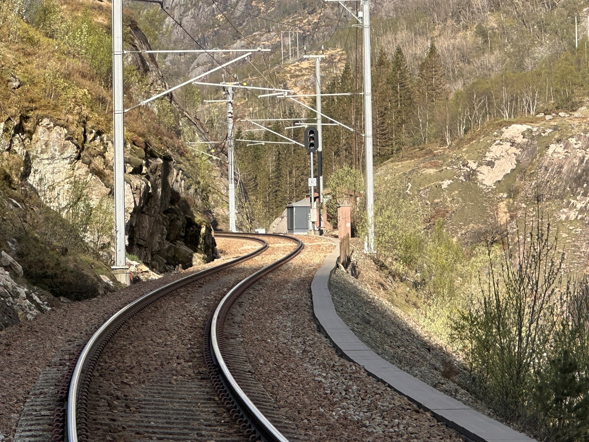 Hele Sørlandsbanen har snart nytt kontaktledningsanlegg. Tusenvis av nye master er montert.