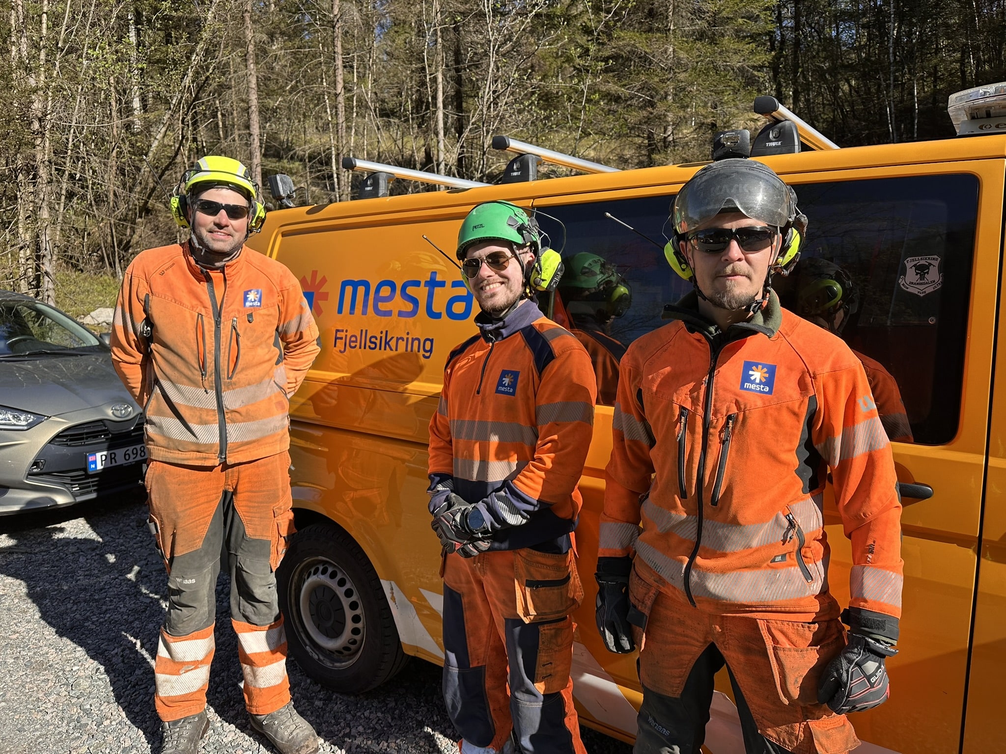 Fjellsikringslaget fra Mesta har holdt på i Drangsdalen i to år. 