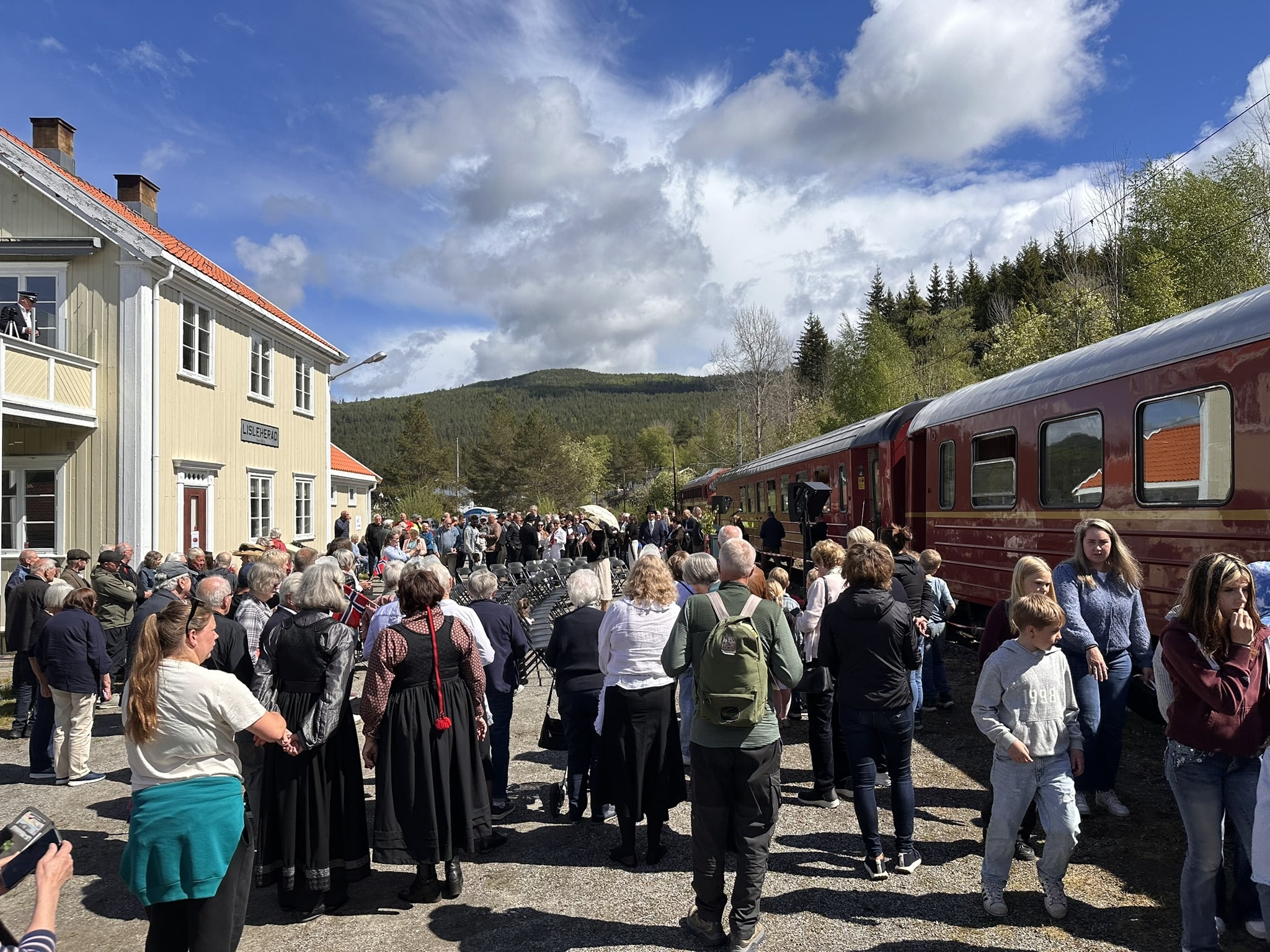 Folkefest: Stort oppmøte på Lisleherad stasjon vitner om det store lokale engasjementet for Tinnosbanen og industrihistorien i Telemark.