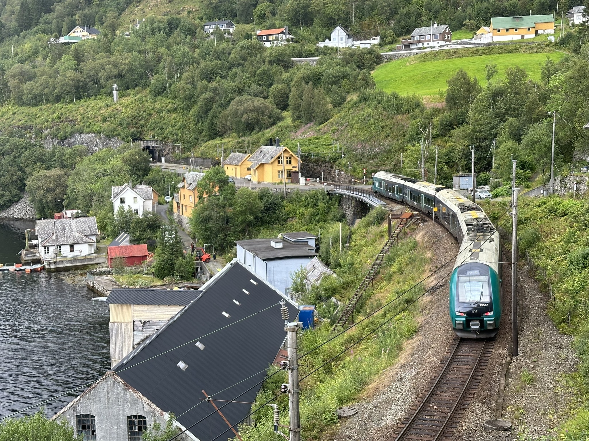 Ved Trengereid ligg Bergensbanen framleis i den opphavelege traseen frå Vossebanen si opning i 1883.