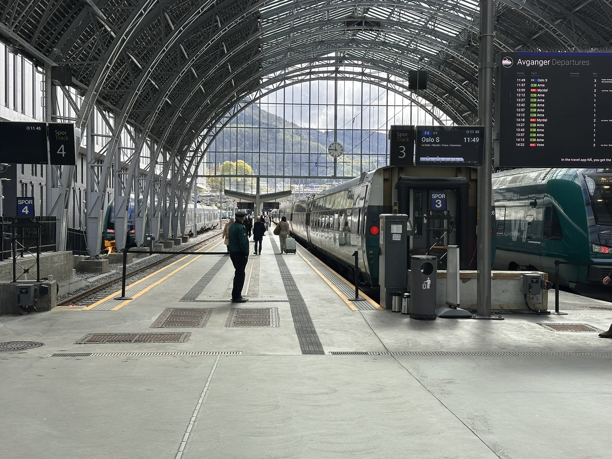 Fjerntog med B7-vogner klart for ein tur over fjellet frå Bergen til Oslo.