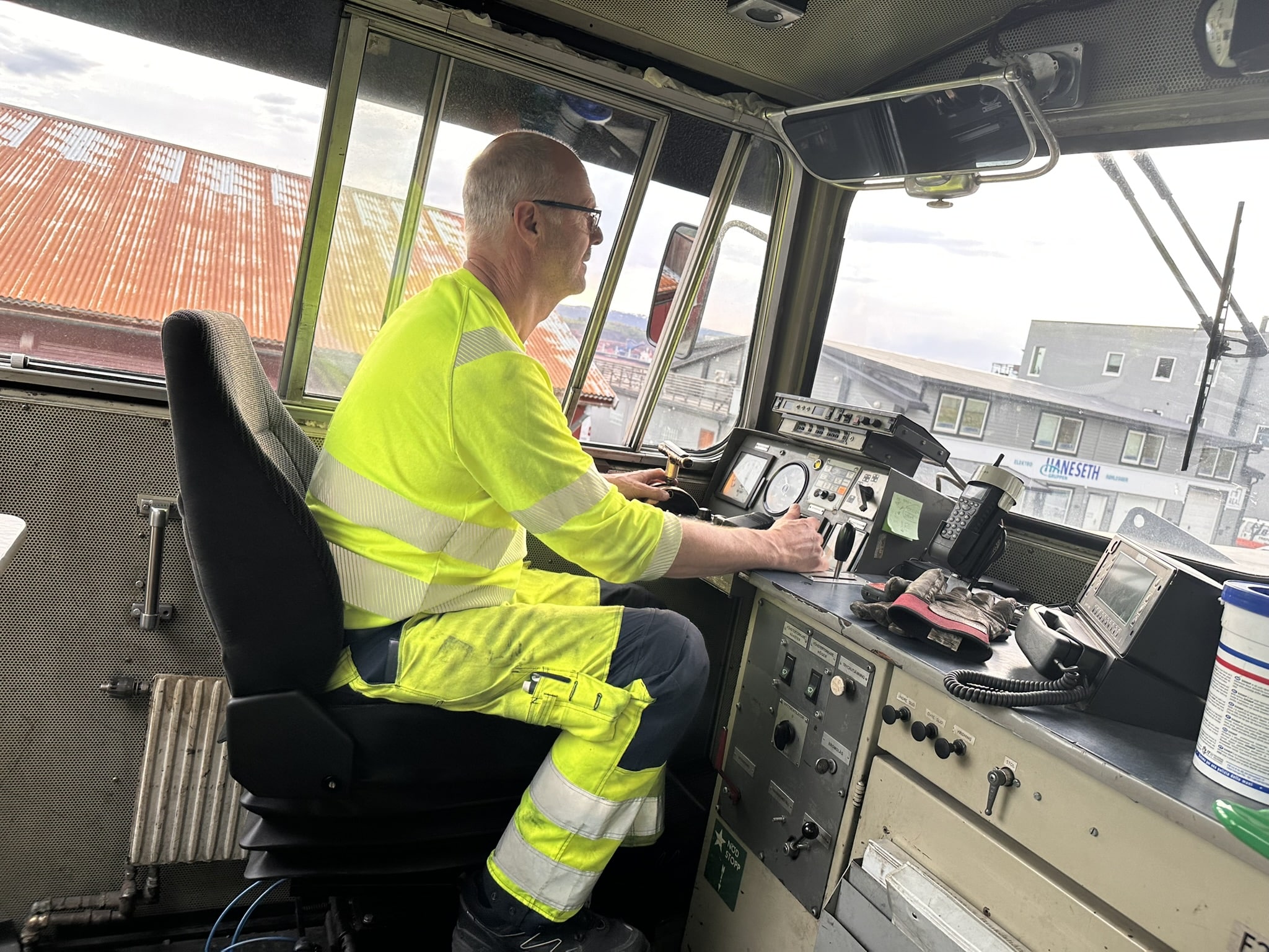 Hans Olav Wold er lokfører for CargoNet på terminalen i Narvik.