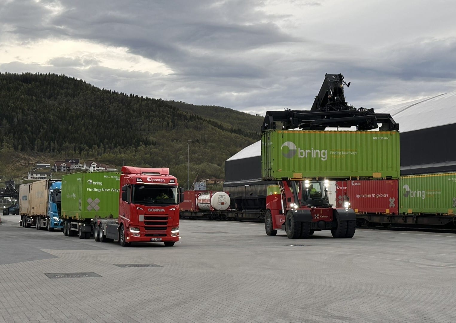 Biler står klare for å ta containere og semihengere videre til blant annet Tromsø, Harstad, Lofoten og Vesterålen.