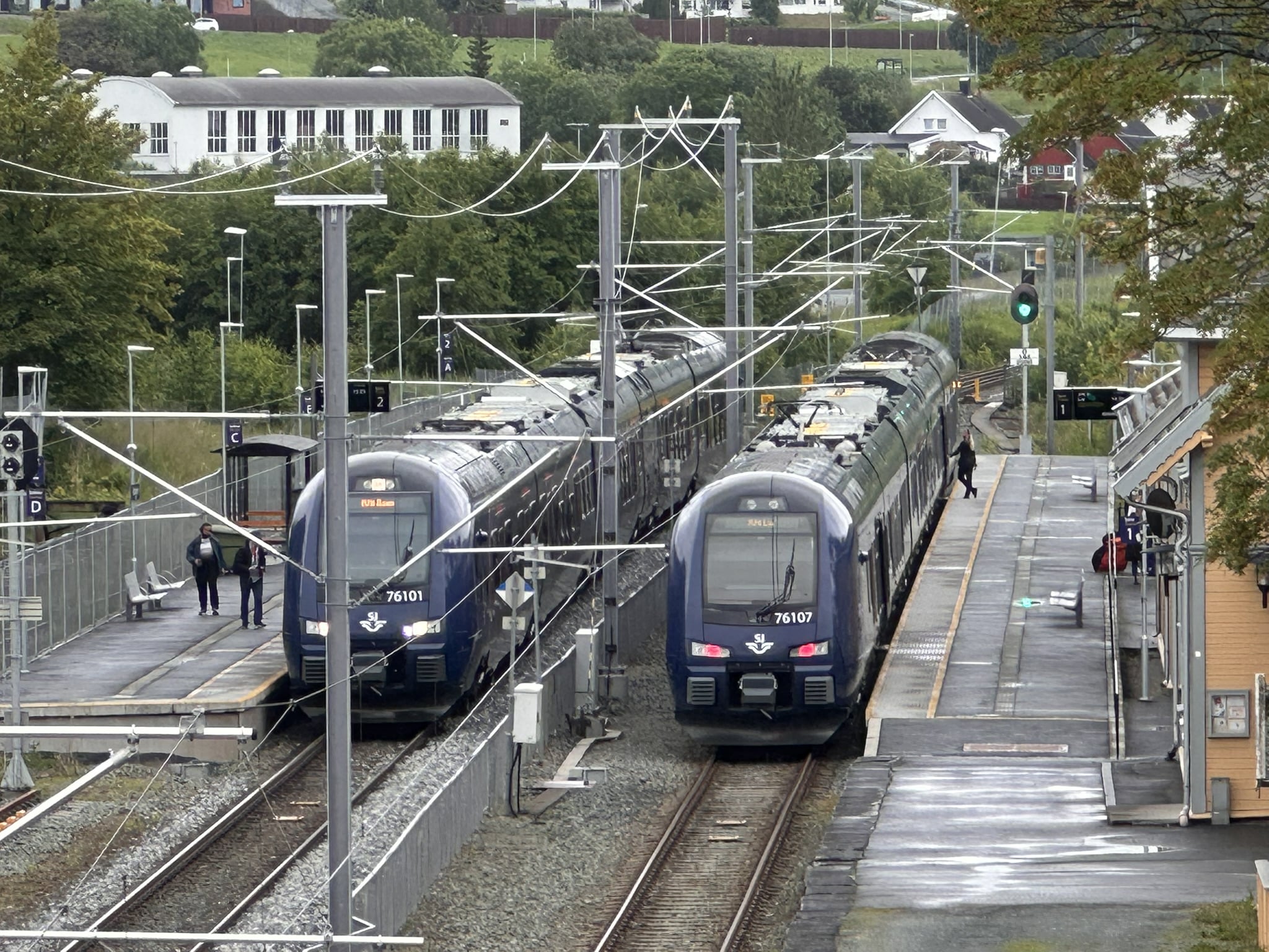 To regiontog på Trønderbanen krysser på Ranheim stasjon.