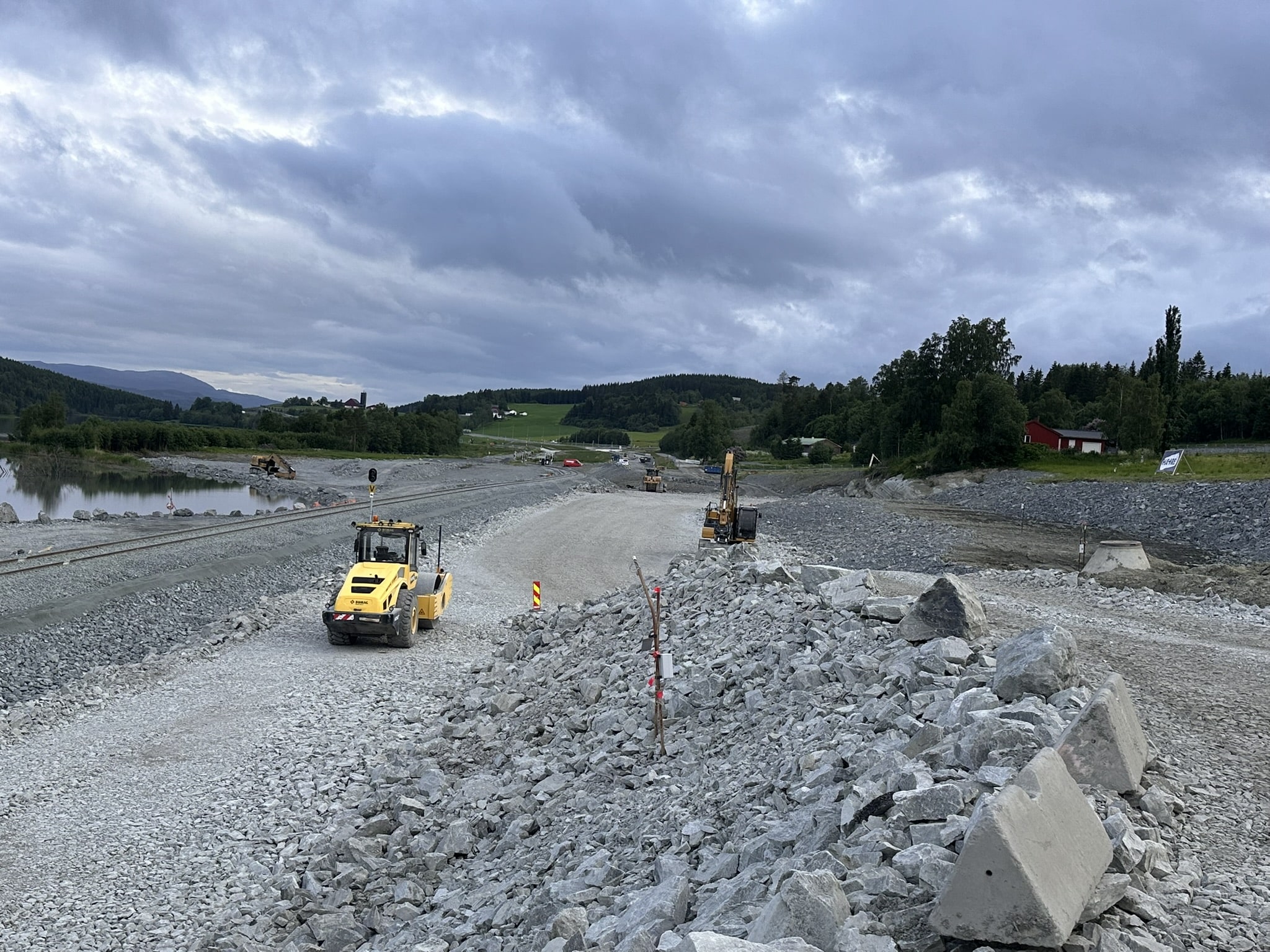 Store mengder steinmasser er lagt inn i rasgropa ved Nesvatnet.