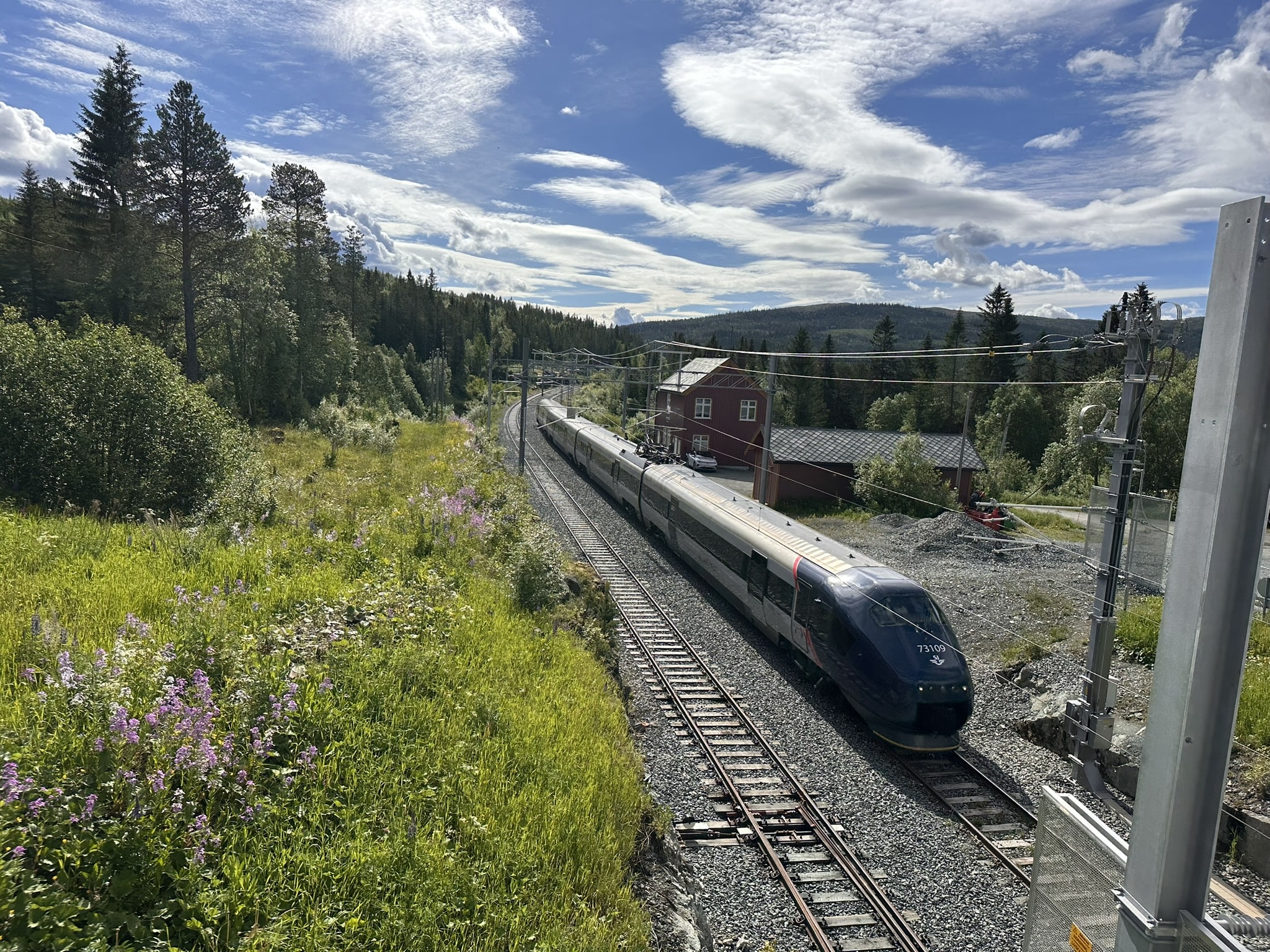 Nå kjøres det elektrisk på meråkerbanen. Her er et tog med type 73 på Kopperå stasjon.