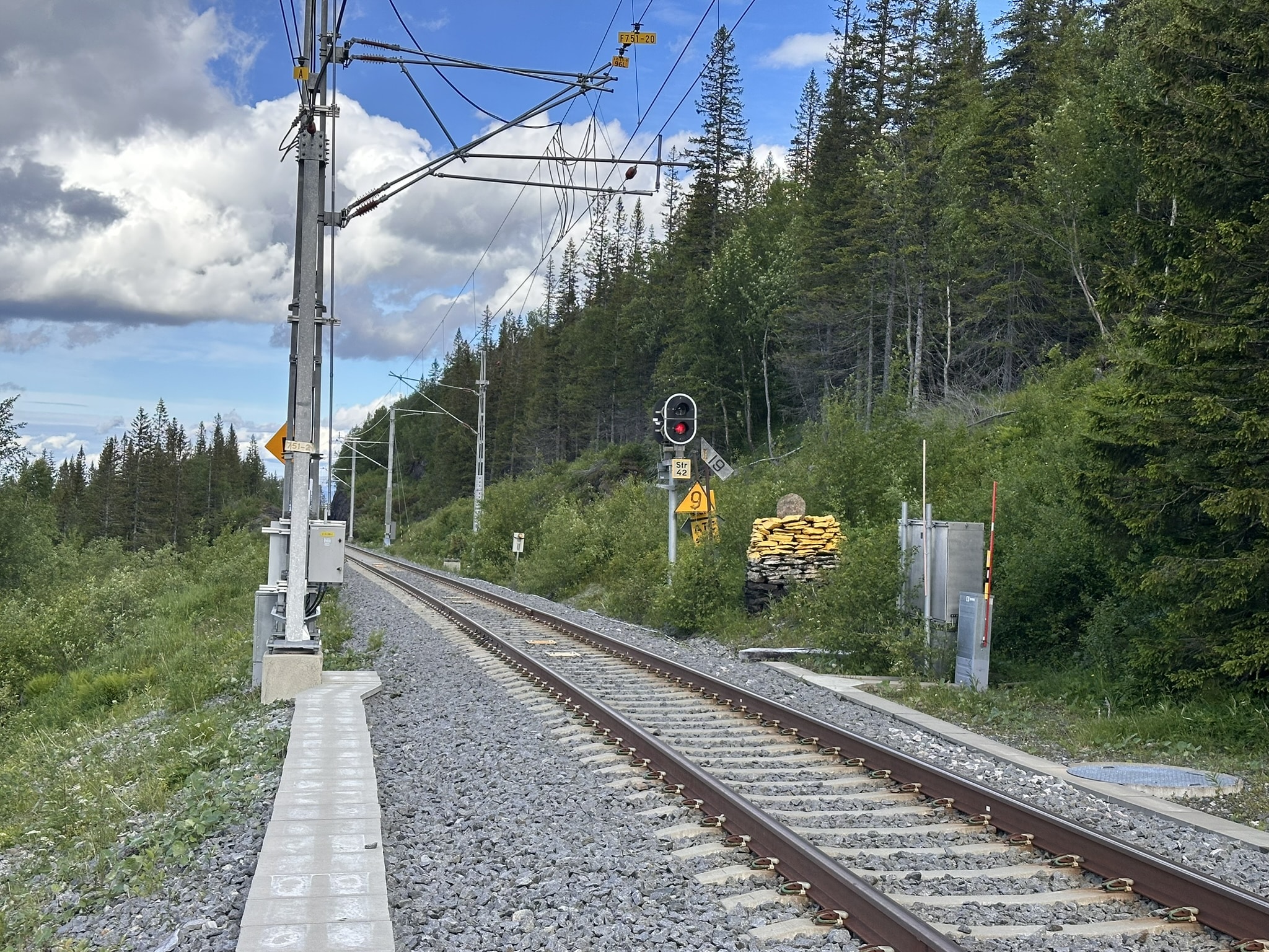 Endelig fortsetter kontaktledningen også på norsk side av riksgrensen i Meråker.