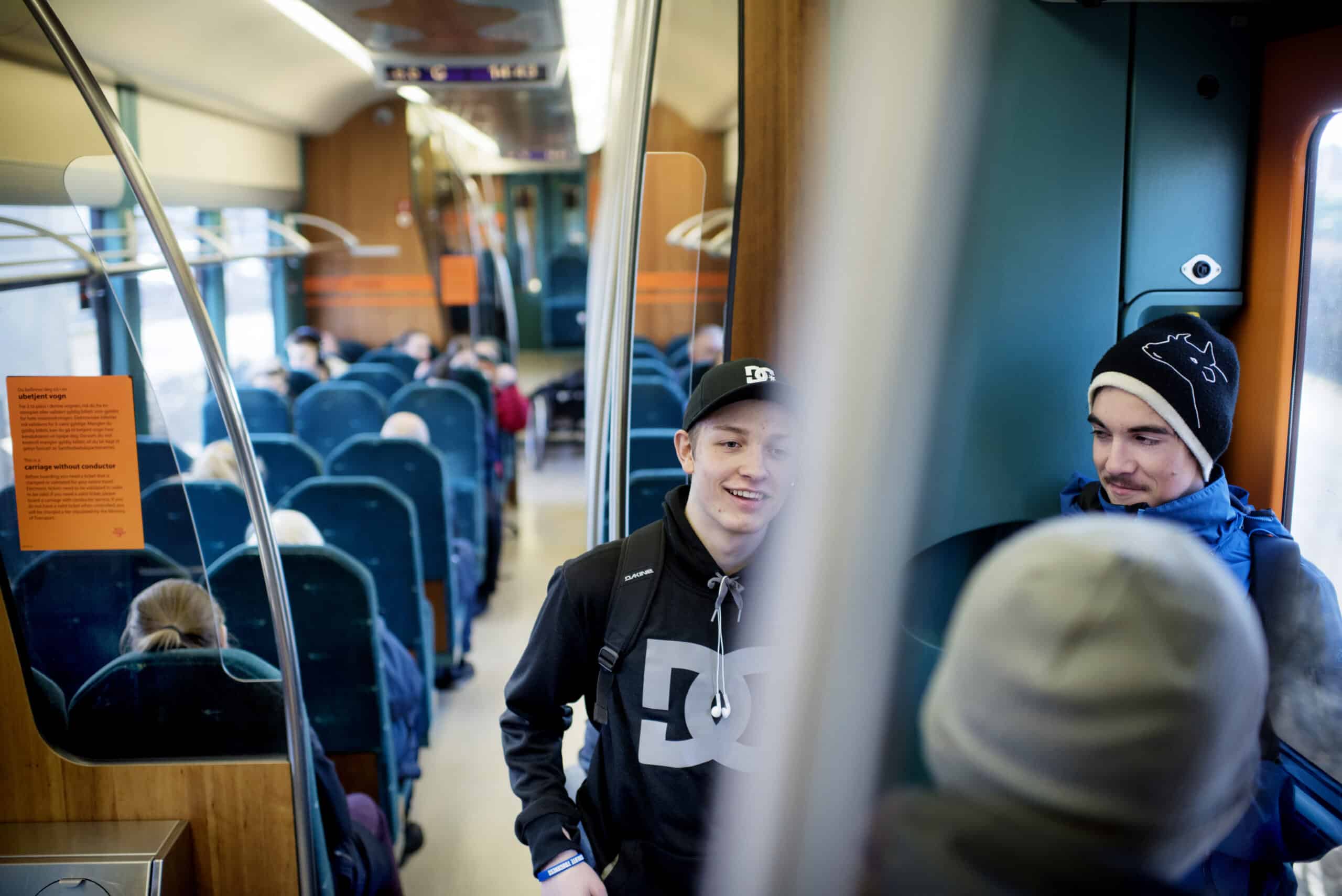Unge passasjerer på Jærbanen