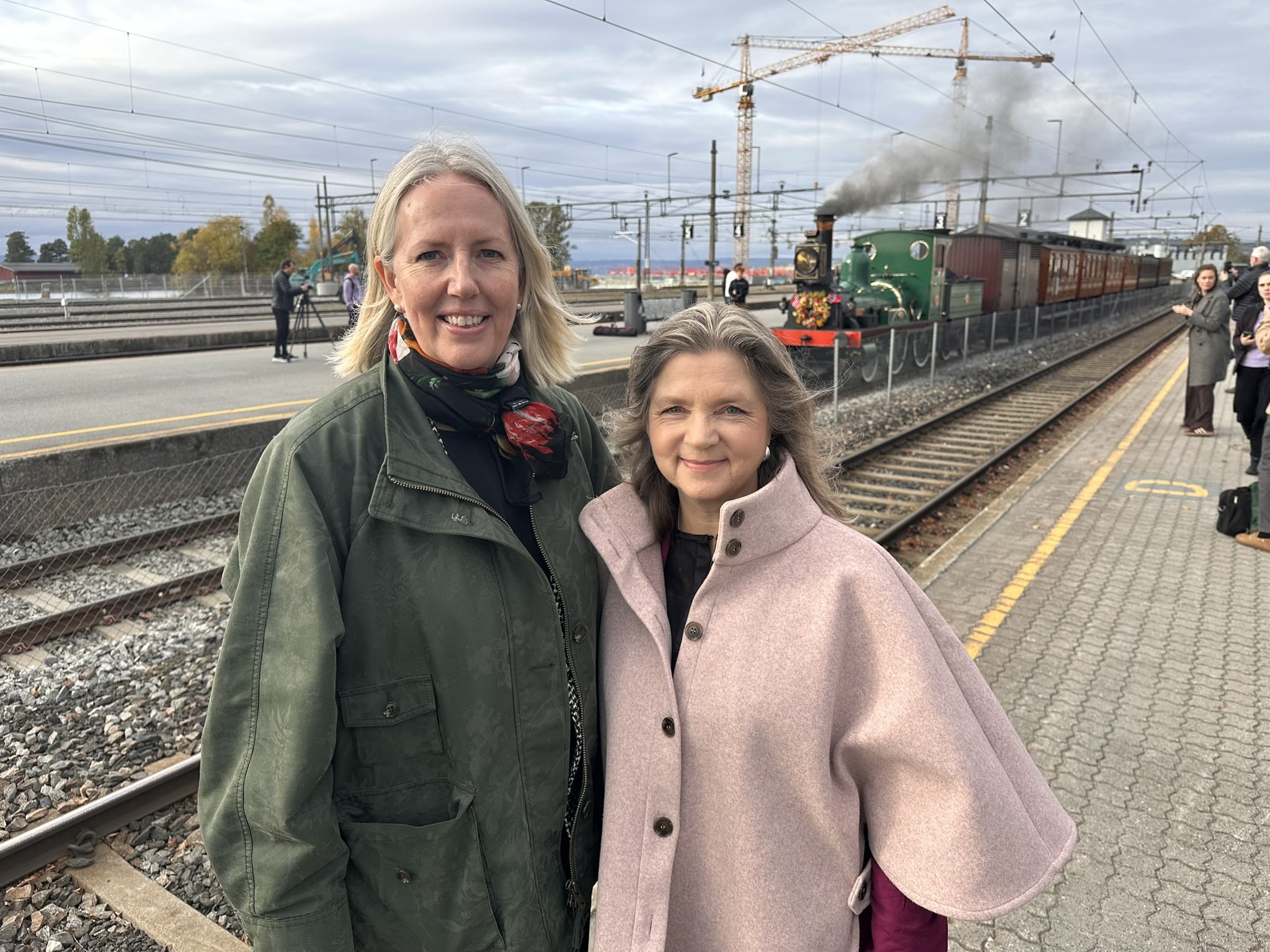 Konsernsjef Agnete Johnsgaard-Lewis og jernbanedirektør Anne Iren Fagerbakke er samstemte om Jernbanemuseets viktige rolle som kulturbærar.