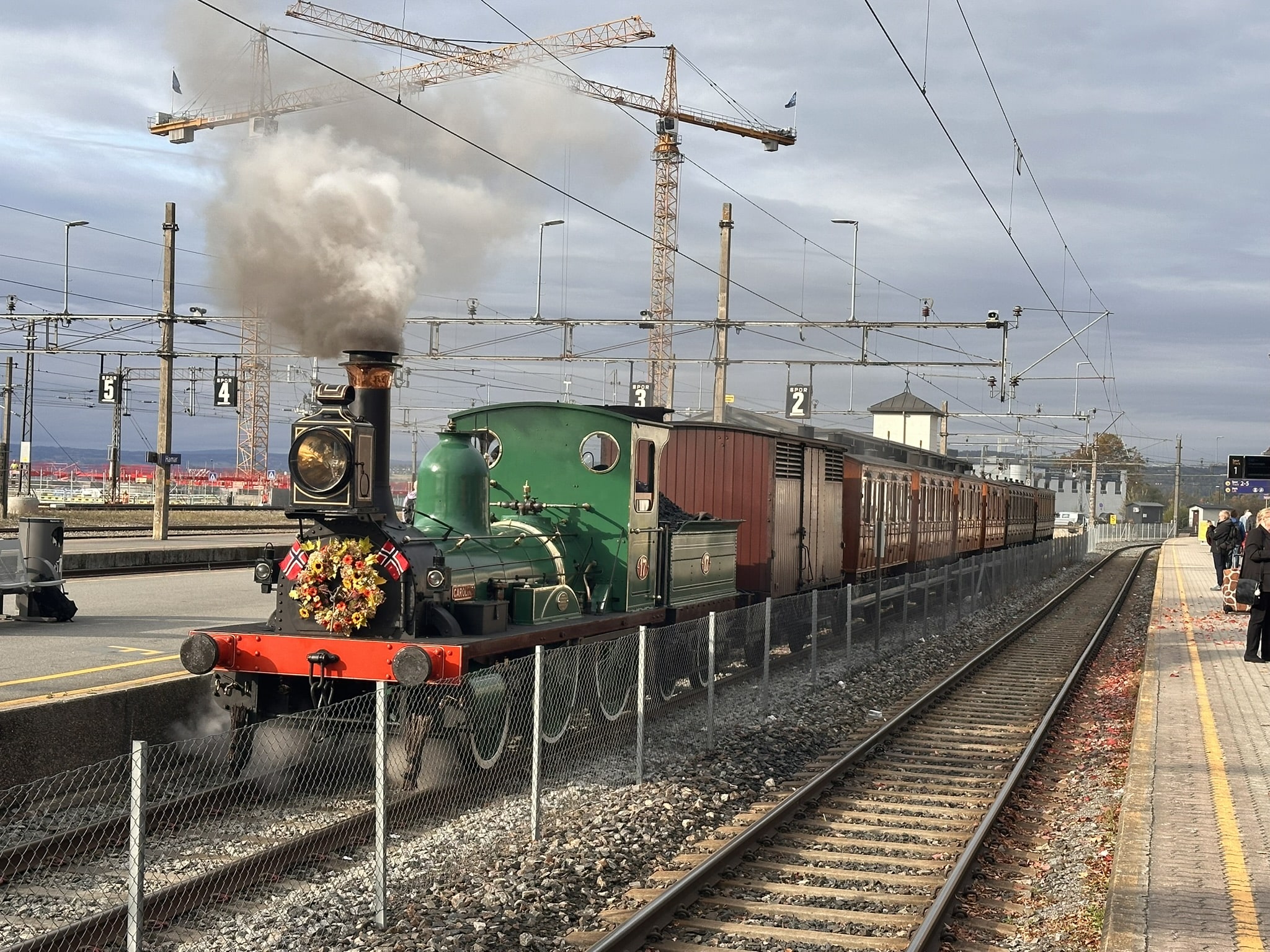 Karettoget trukket av lokomotivet caroline fra 1861 er et av verdens eldste veterantog i drift.
