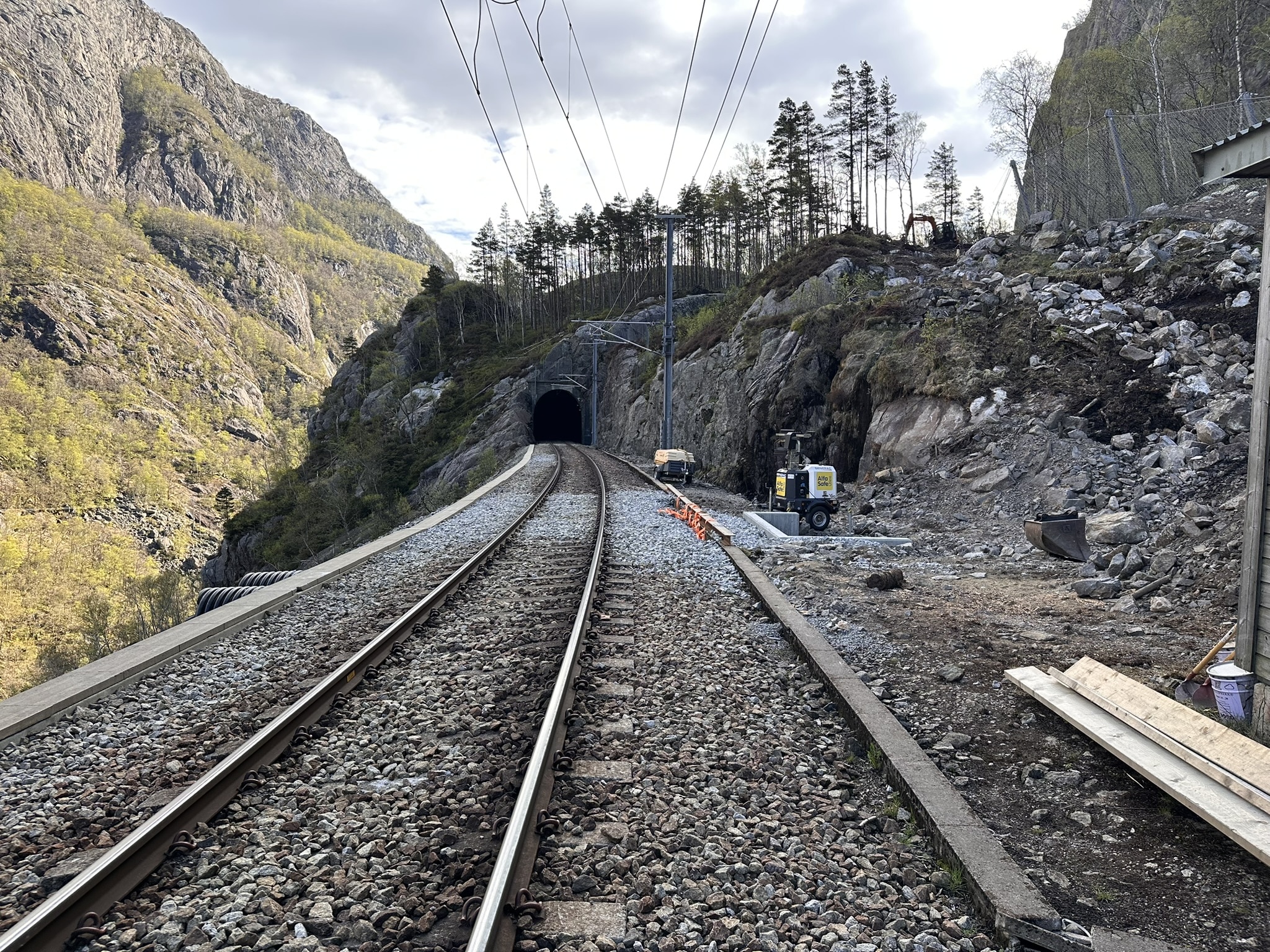 Sørlandsbanen blir statdig betre og meir robust som her i Drangsdalen der eit stor arbeid med rassikring nyleg vart ferdig.