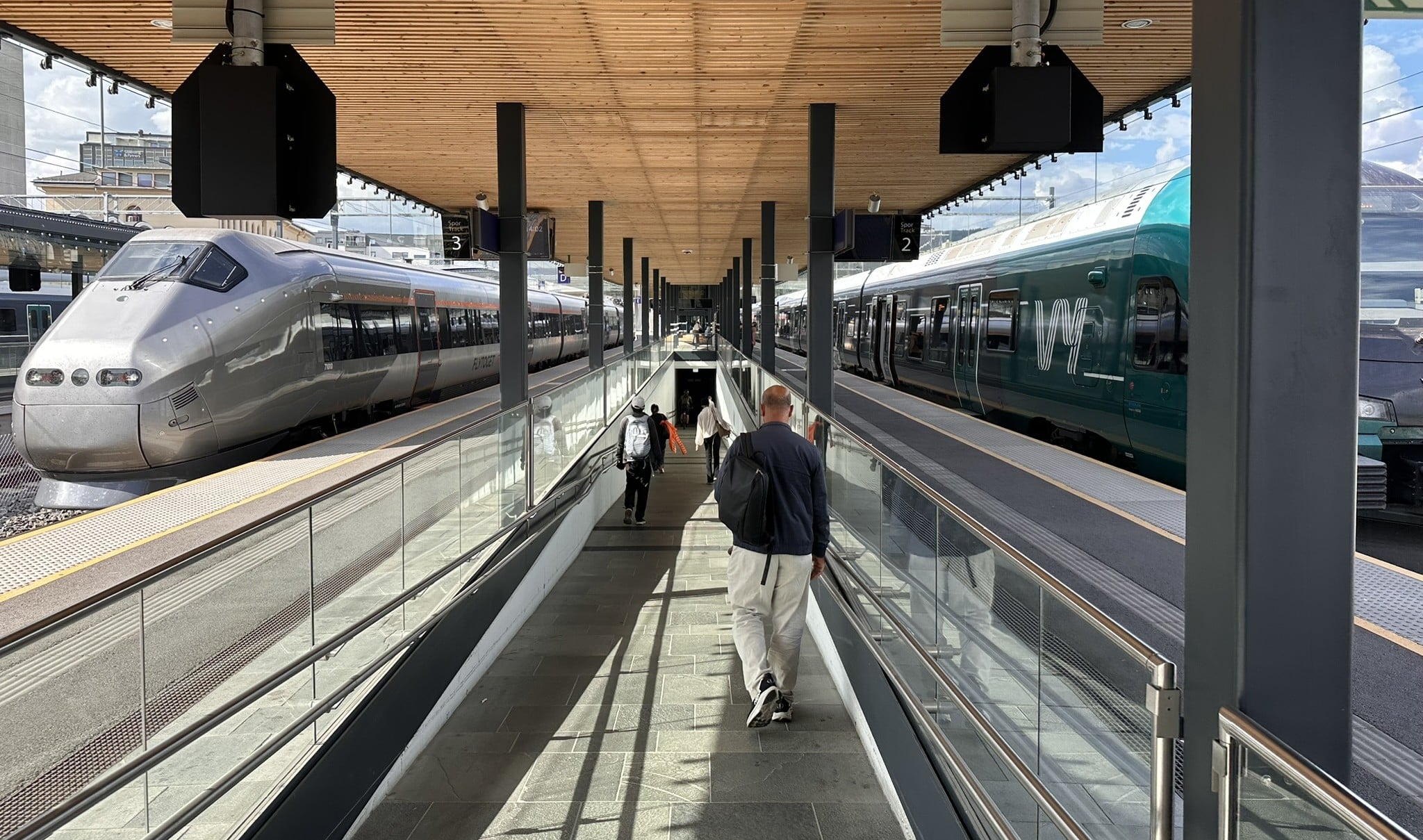 Flytog og Vy-tog på stasjonen