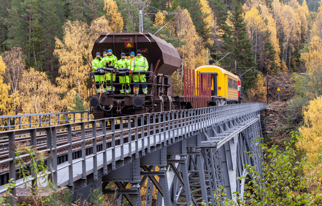 Studenter på jernbanebru