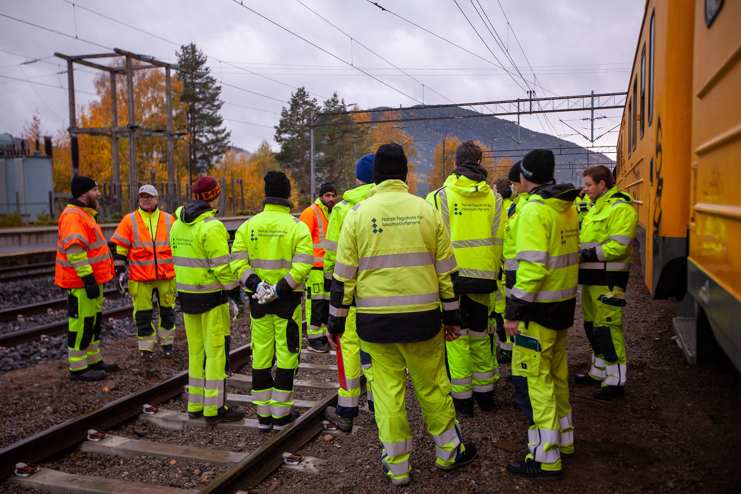 Studenter og instruktører ved tog