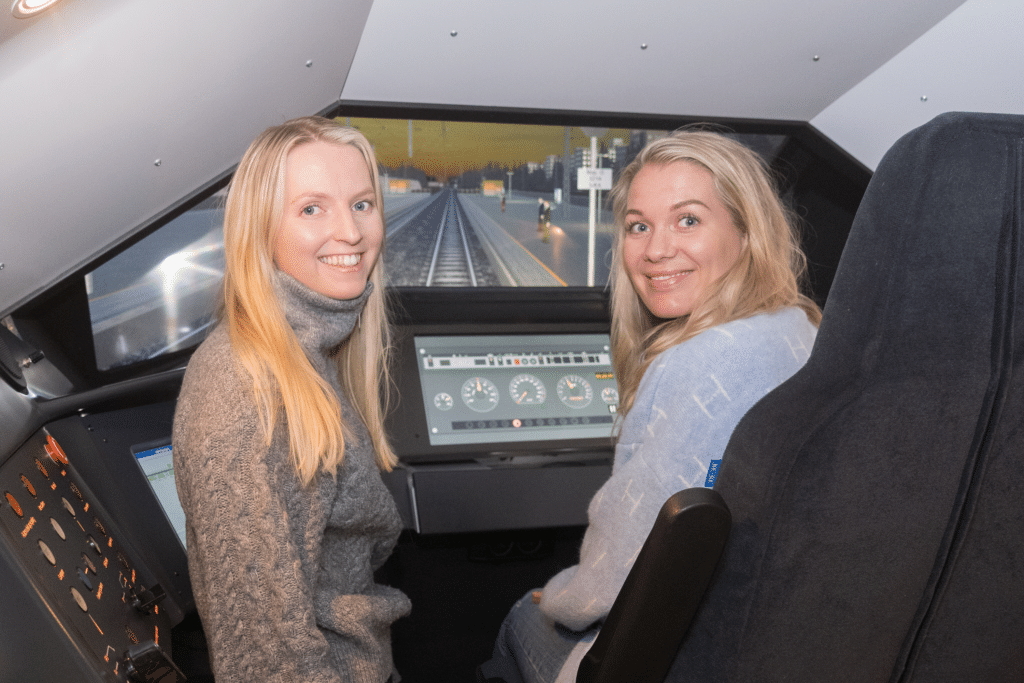 Elisabeth og Malin i simulator