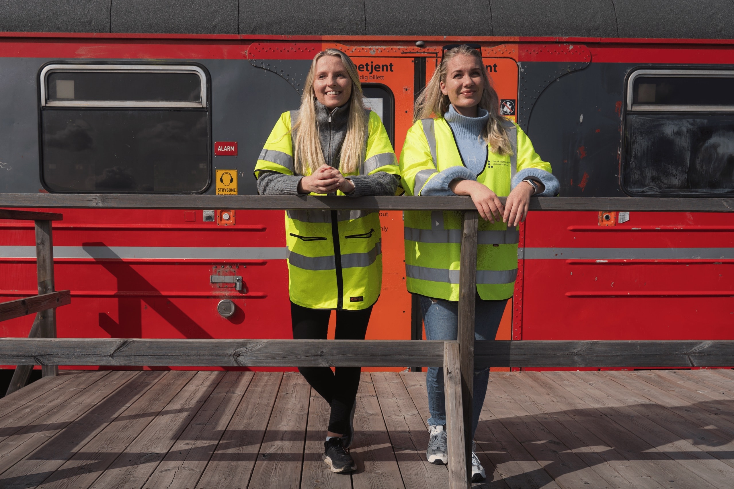 Elisabeth og Malin utenfor et togsett