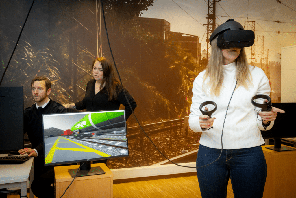 Tre studenter lærer med VR