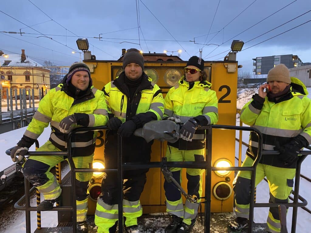 4 studenter bak på et tog