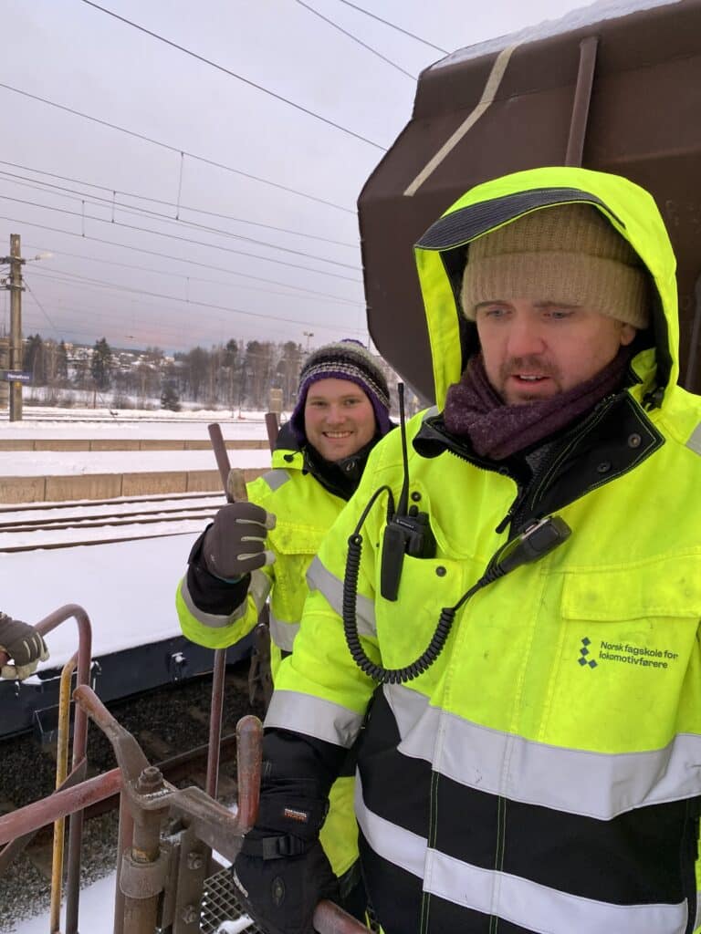 To studenter på et tog