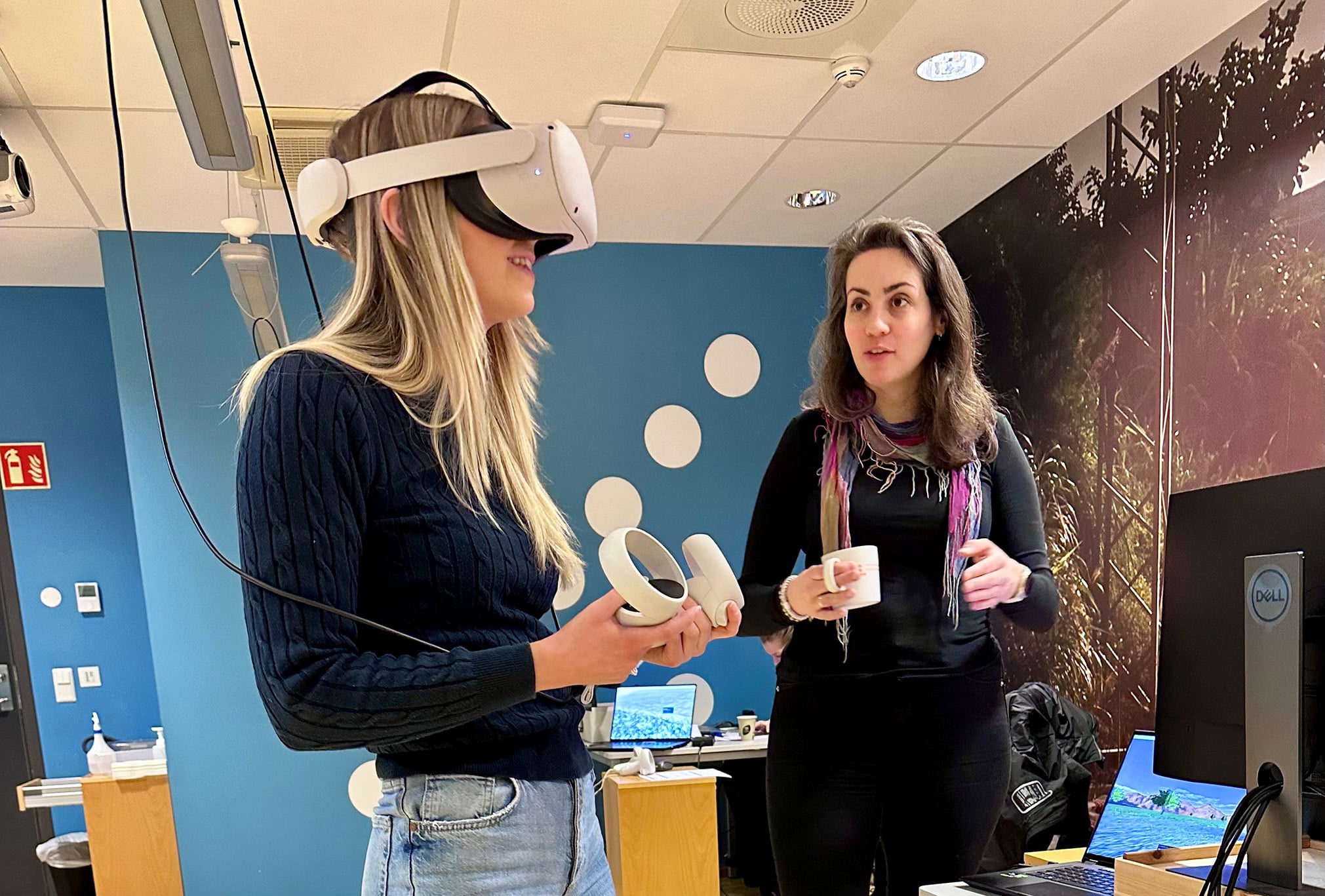 Sara med student i VR