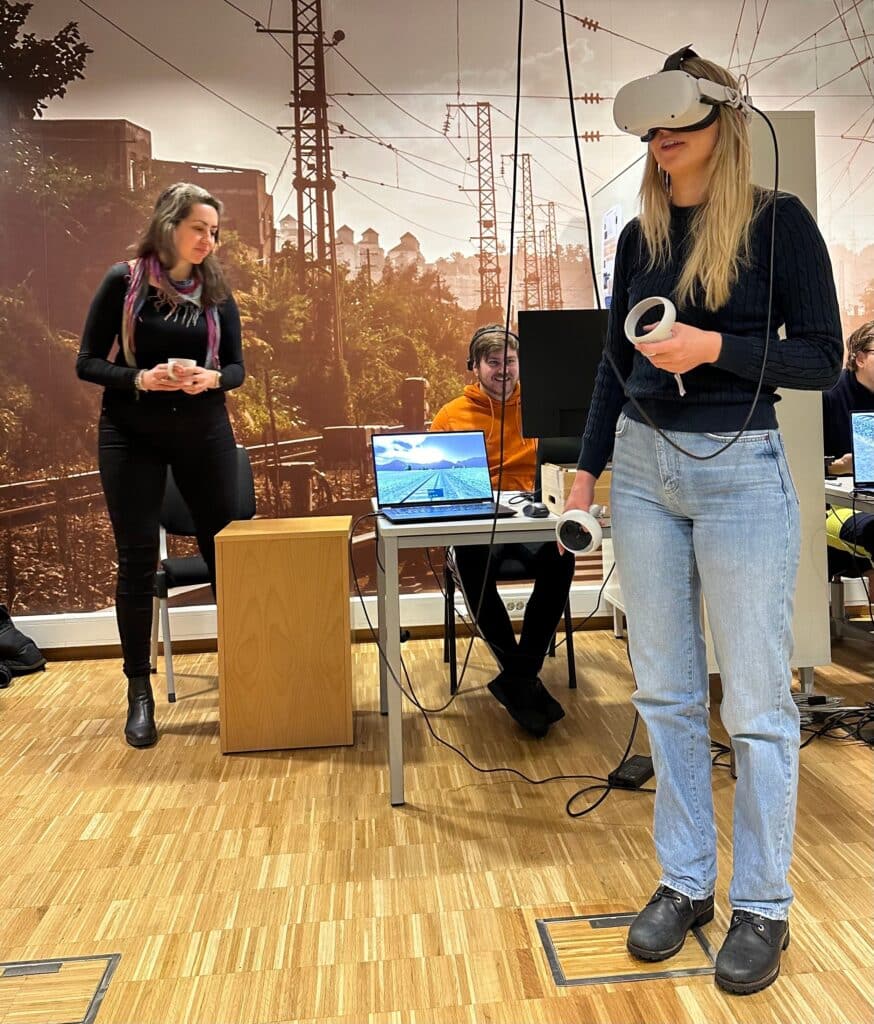 Sara med to studenter som lærer ved hjelp av VR