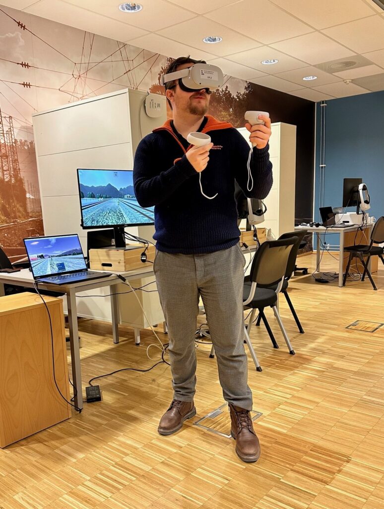 Sebastian med VR-briller i i VR-rommet