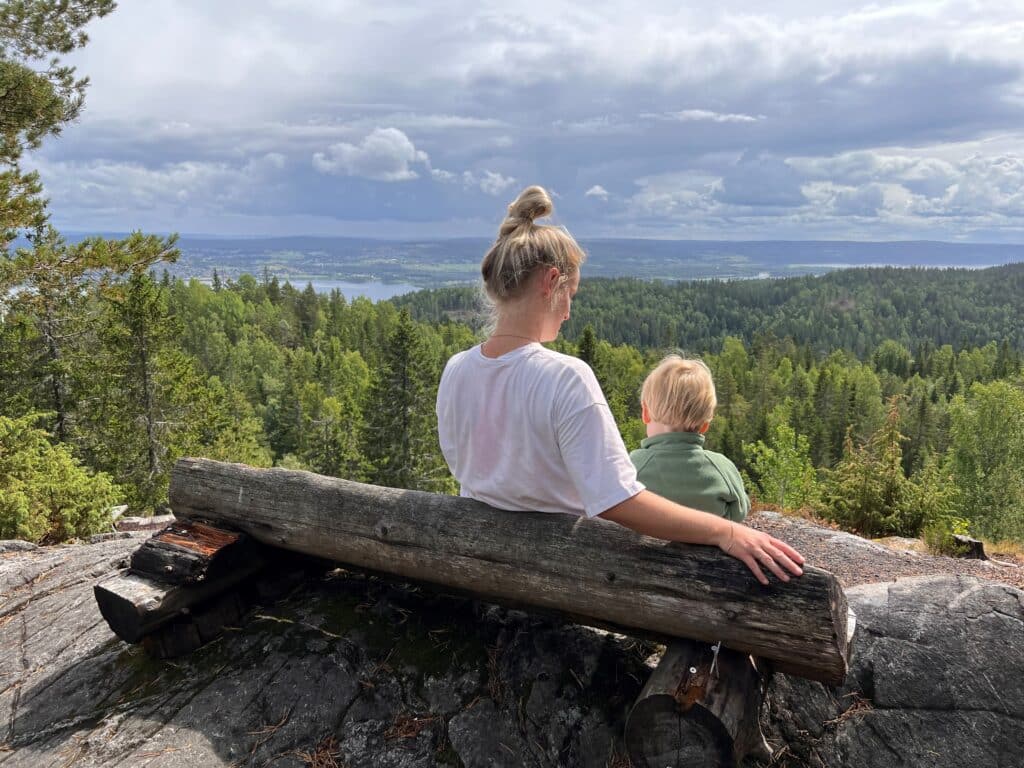 Mor og sønn ute på tur