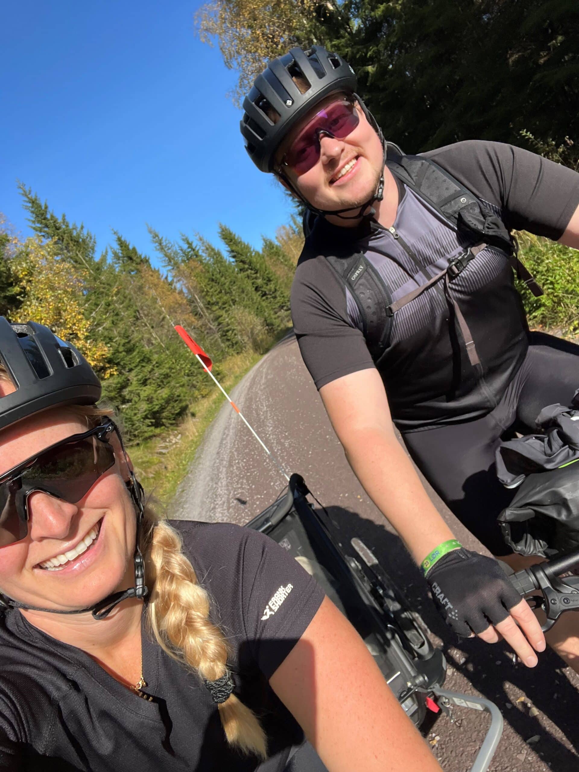 Carina og samboer på sykkel