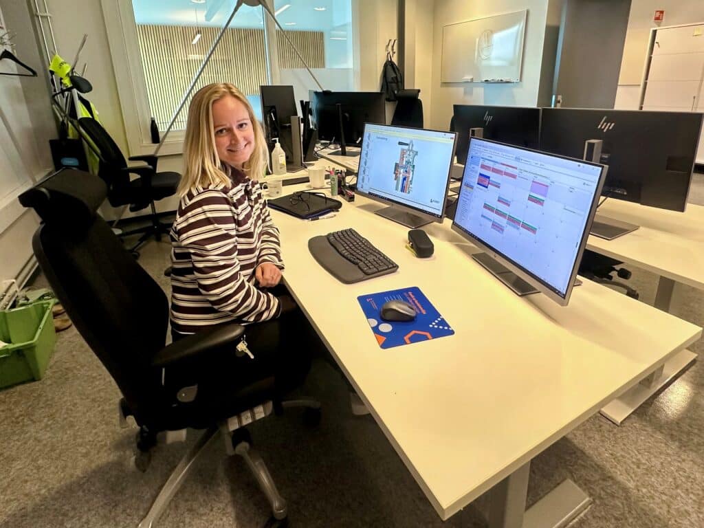Carina ved kontorpulten på Lokførerskolen